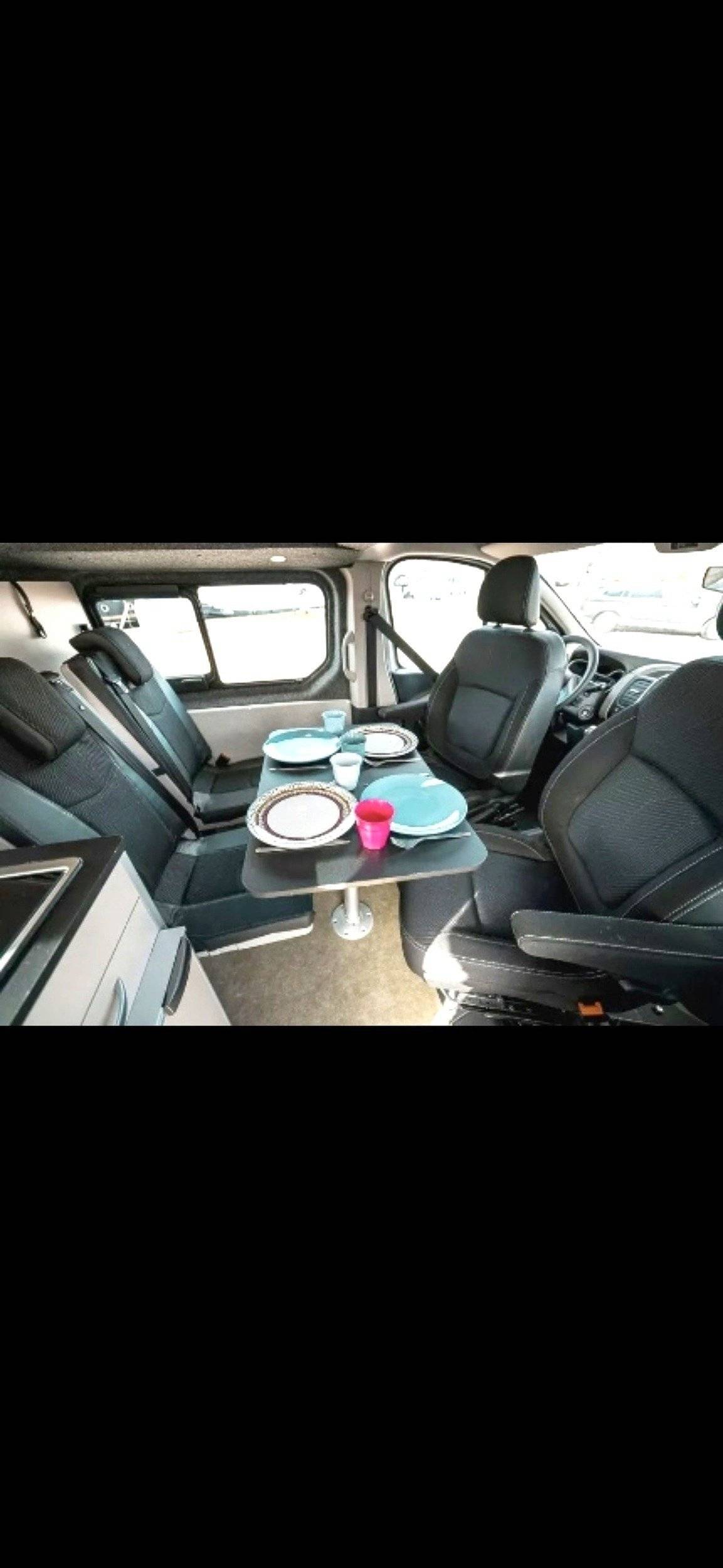 Coin repas Renault Trafic 2,5 l 150 ch - Yescapa