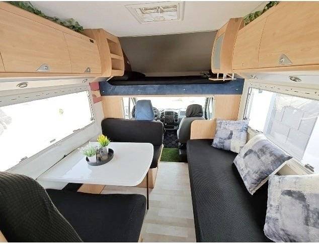 Dining Area Fiat 2.8 l JTD Maxi 127 Ch - Yescapa