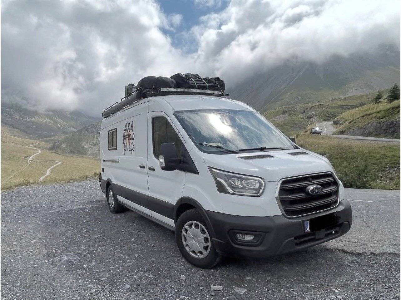 schräge Vorderansicht Ford Transit - Yescapa