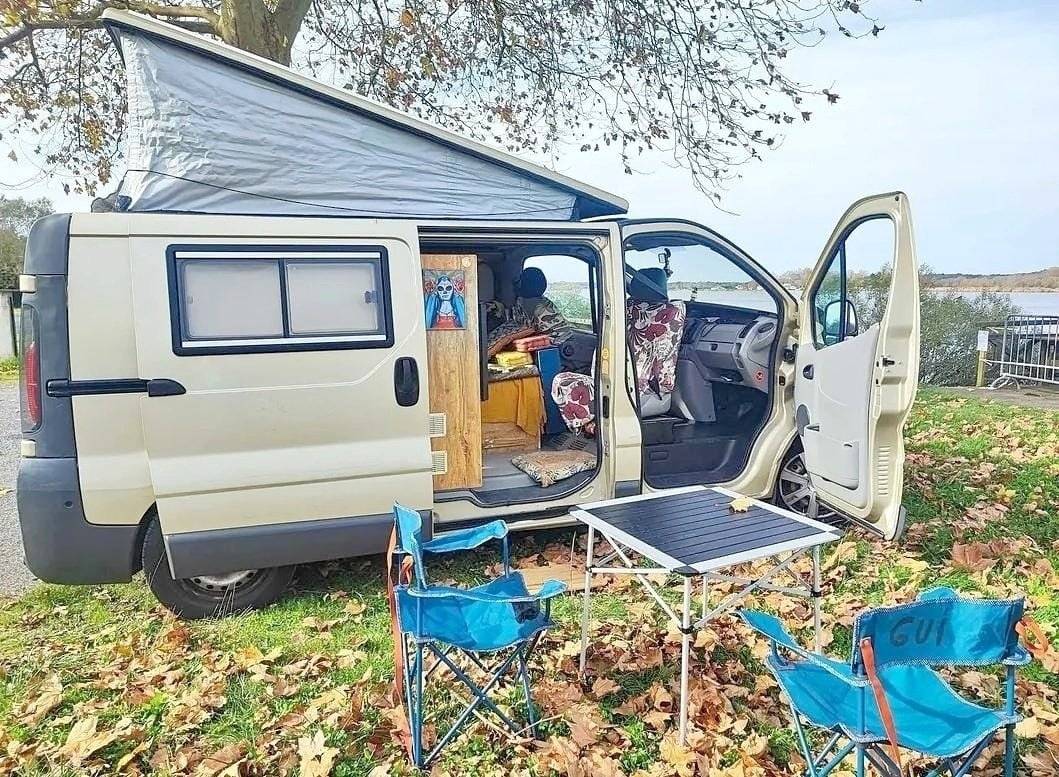 schräge Vorderansicht Renault Trafic 1,6 l 140 ch - Yescapa