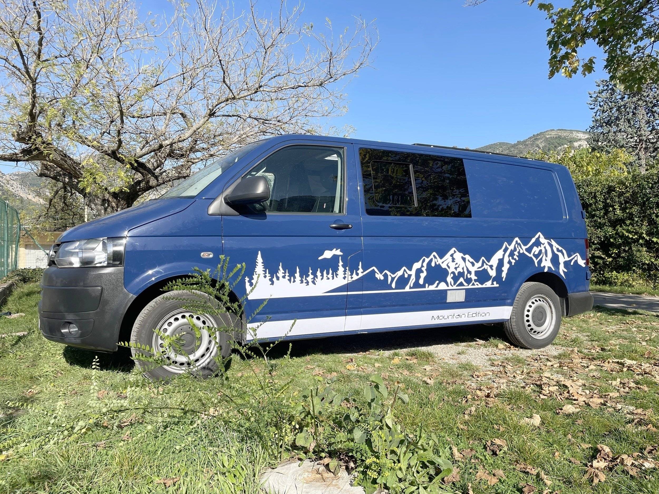 Vue avant de 3/4 Volkswagen Transporter L2H1 2,0 l 140 ch - Yescapa
