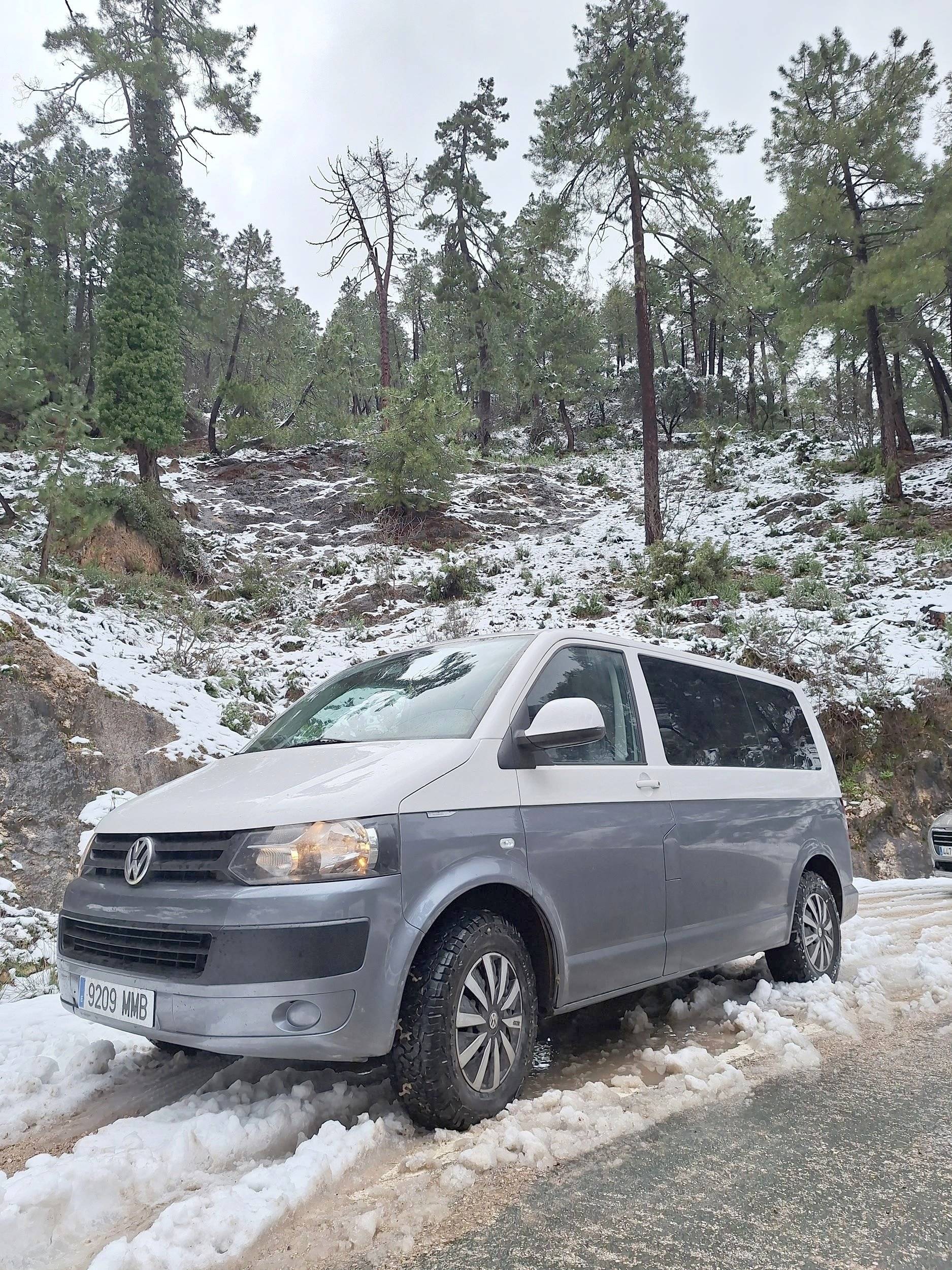 Vue avant de 3/4 Volkswagen T5 2 l 84 ch - Yescapa