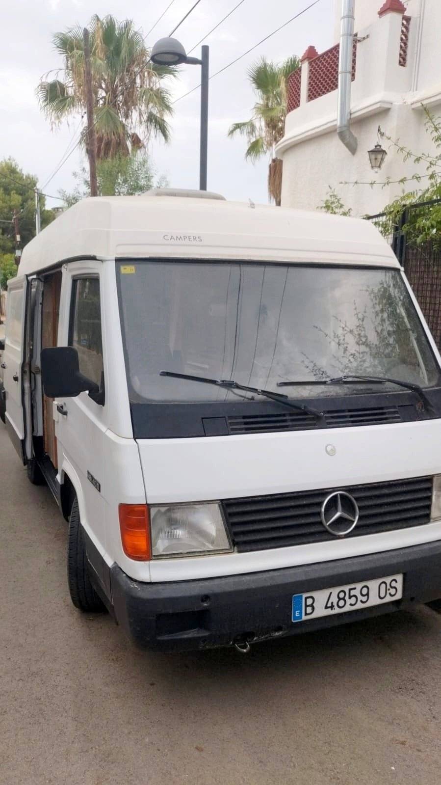 Front view from 3/4 Mercedes Mercedes MB140 - Yescapa