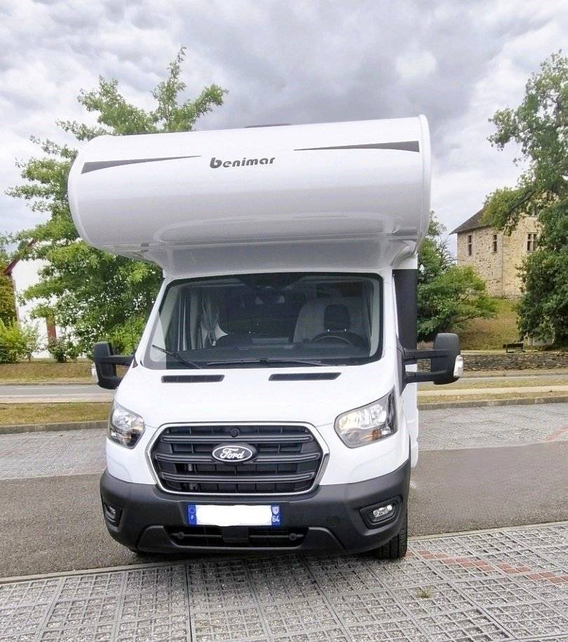 Vue avant de 3/4 Ford Ford - Yescapa