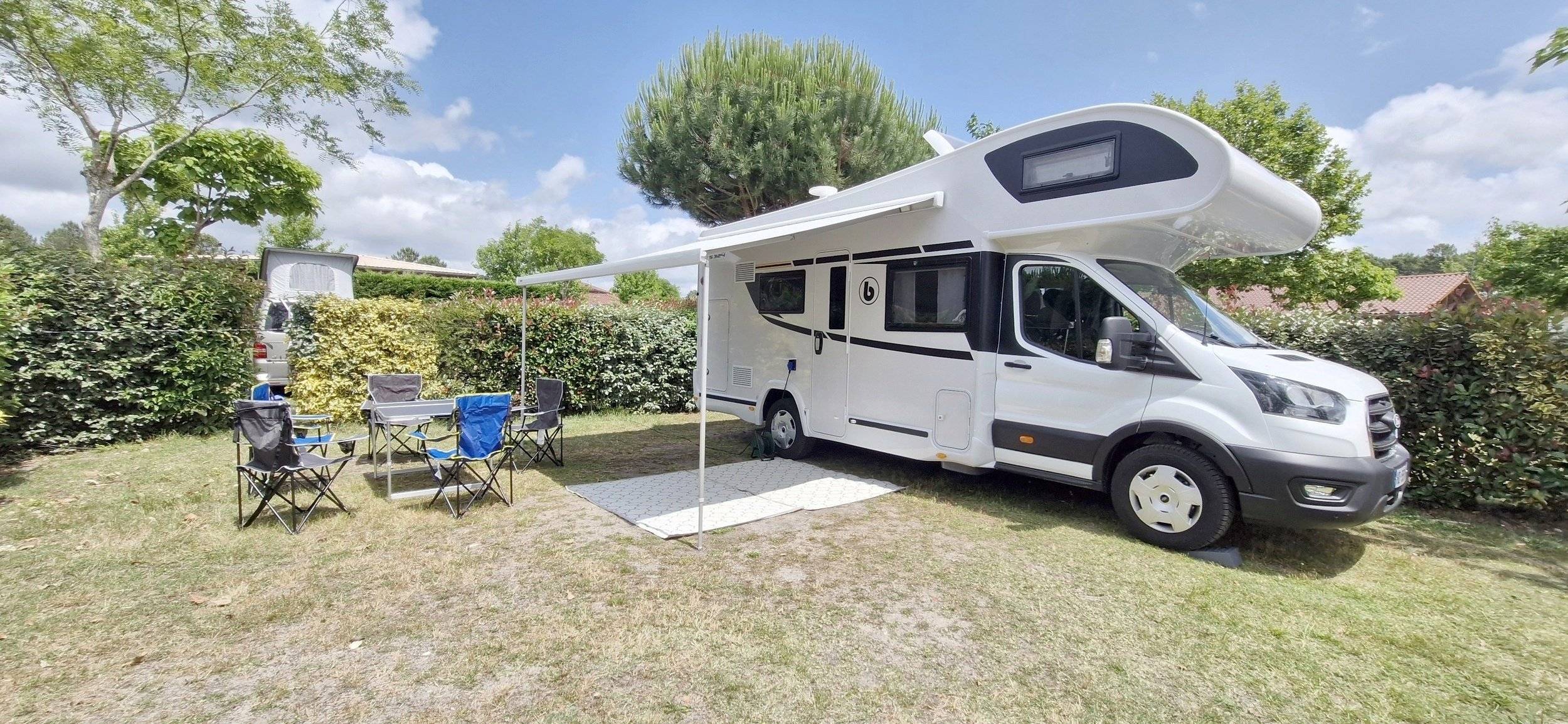 Vista frontale a ¾ Ford Ford - Yescapa