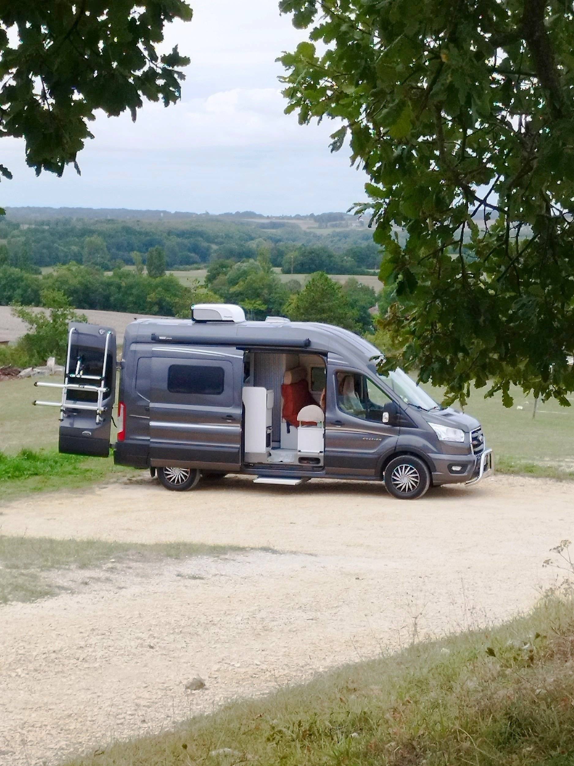 Front view from 3/4 Ford FORD TRANSIT - Yescapa