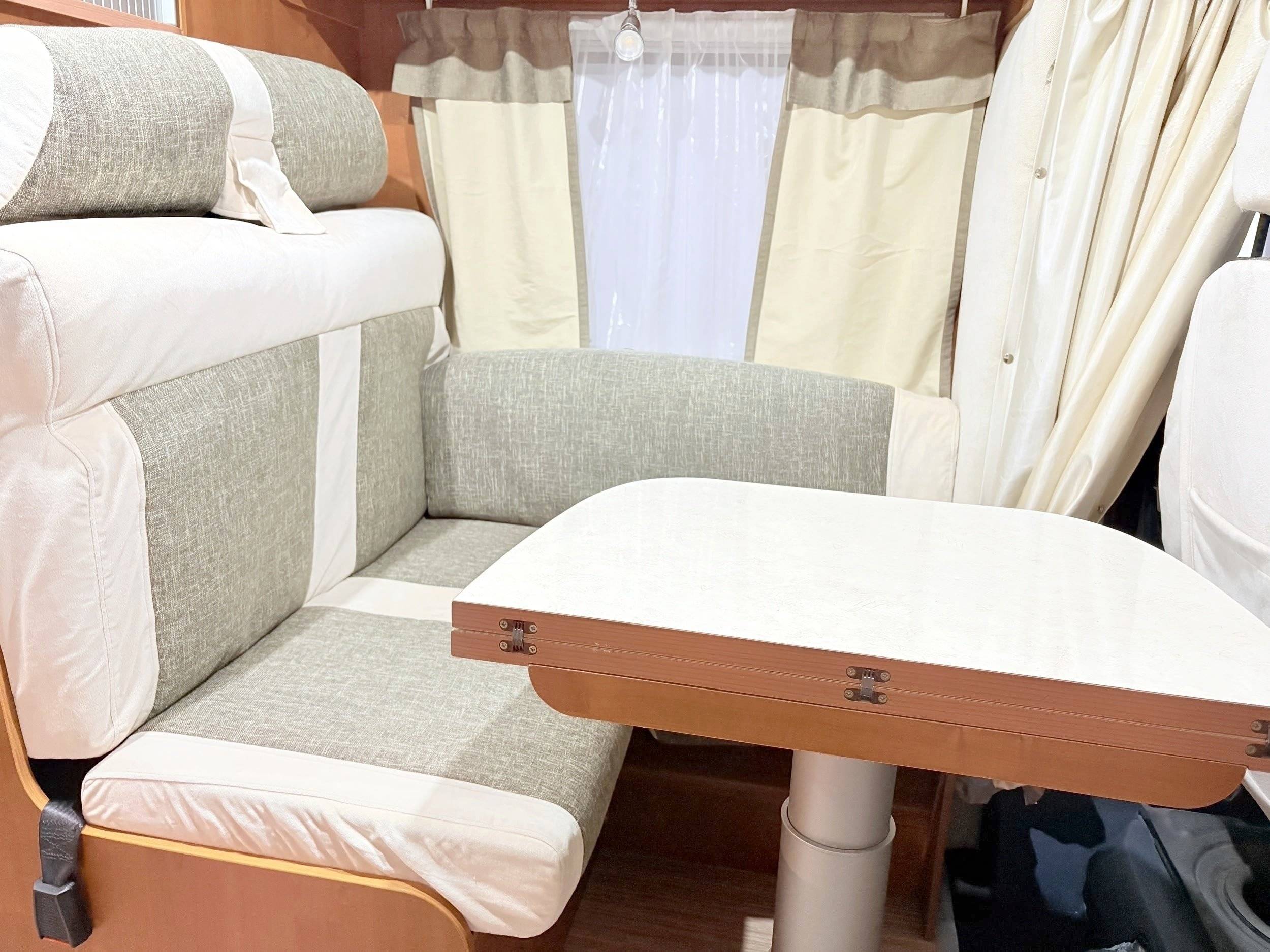Dining Area Citroën Jumper 2,2 l 130 ch - Yescapa