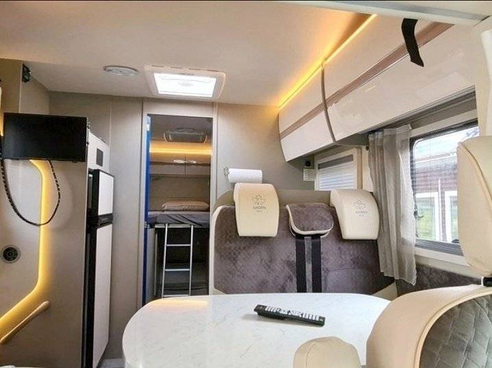 Área de jantar Renault Master 3 - Yescapa