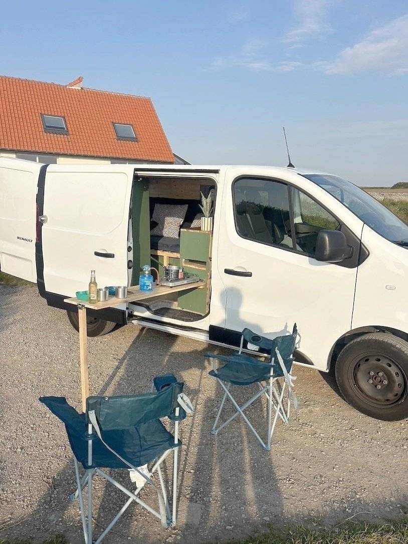 schräge Vorderansicht Renault Trafic 3 L1H1 - Yescapa