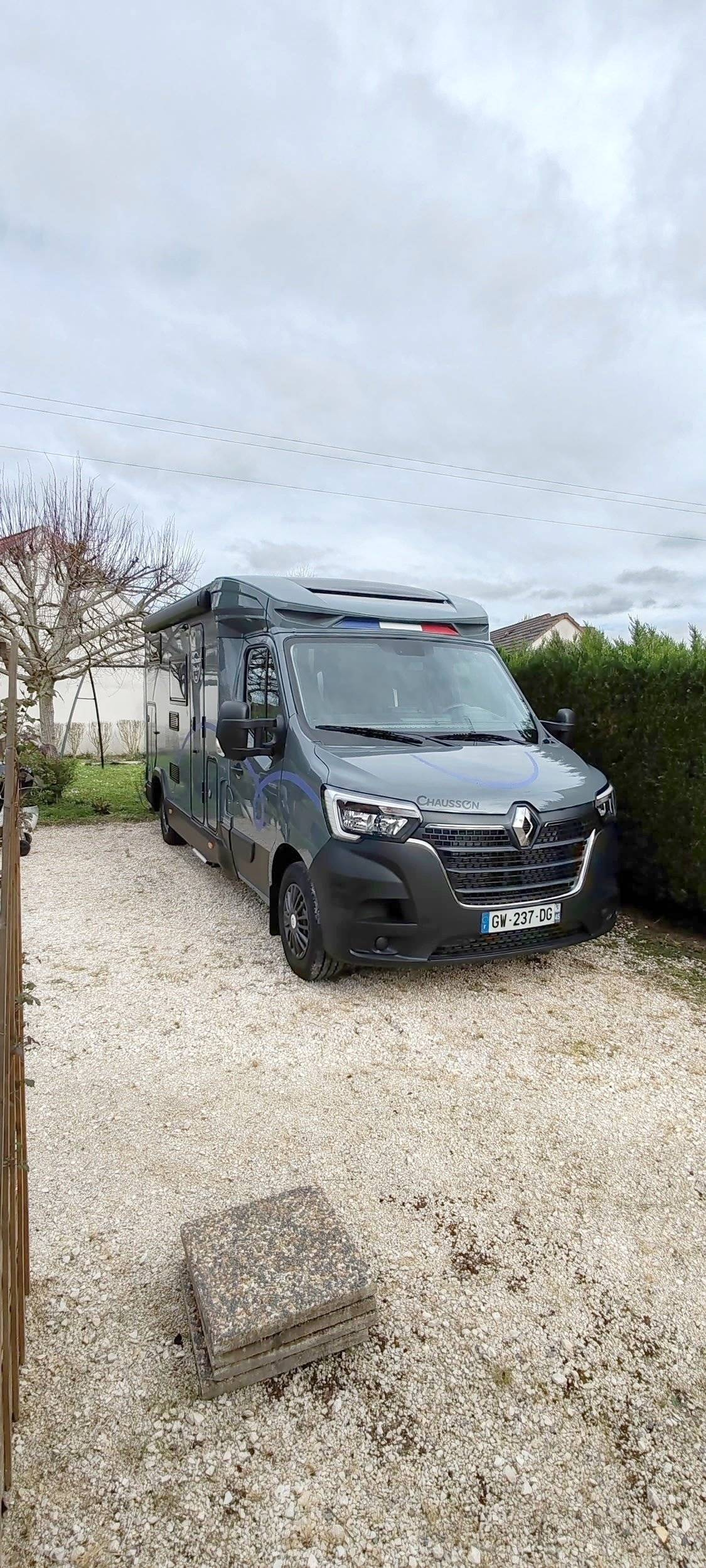 Front view from 3/4 Renault Master 2,3 l 145 ch - Yescapa