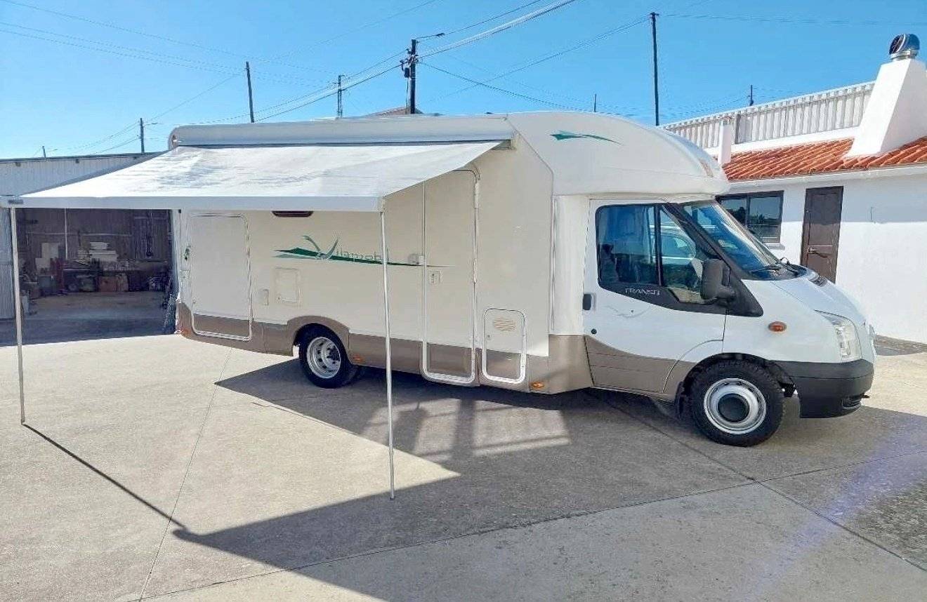 Vue avant de 3/4 Ford Transit 2,2 l TDCi 140 ch. - Yescapa