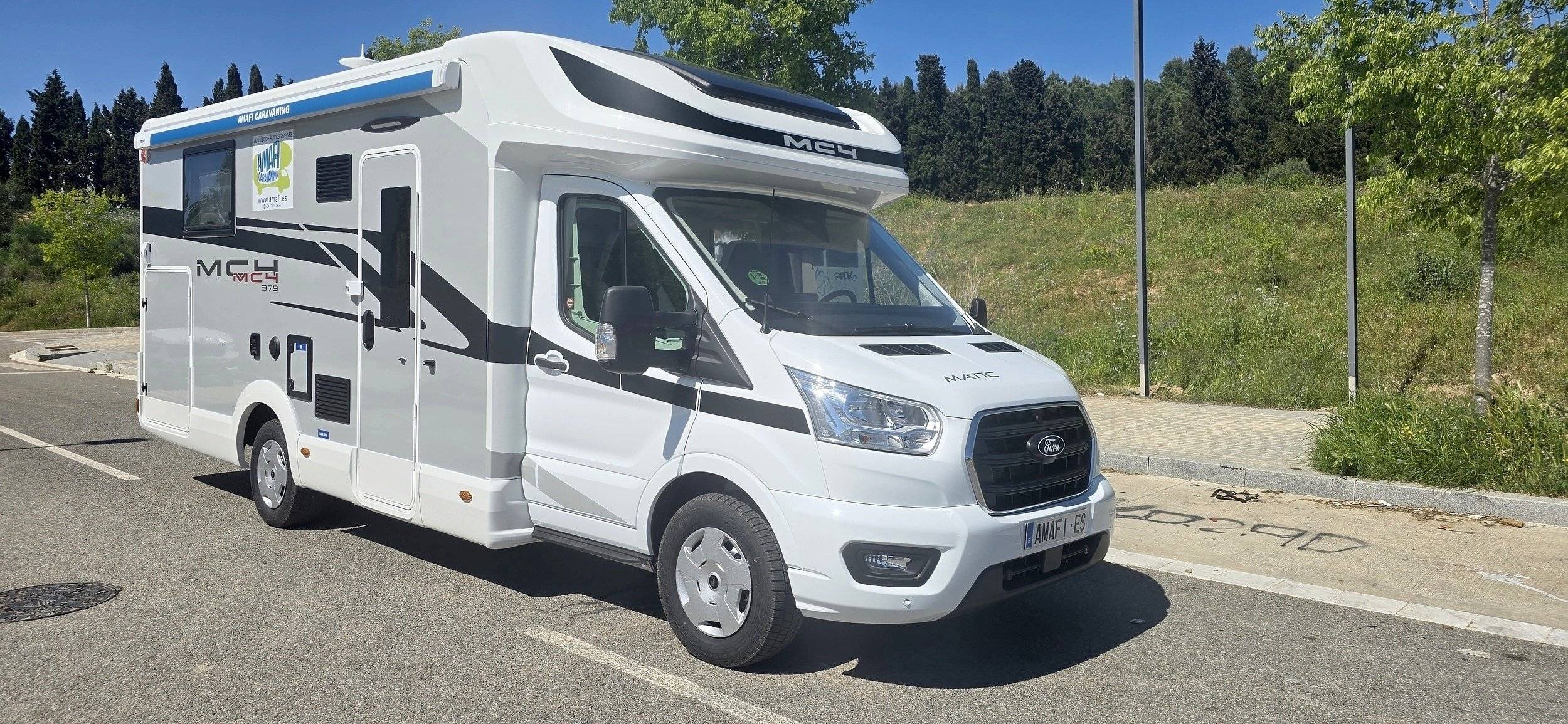 Front view from 3/4 Ford - Yescapa