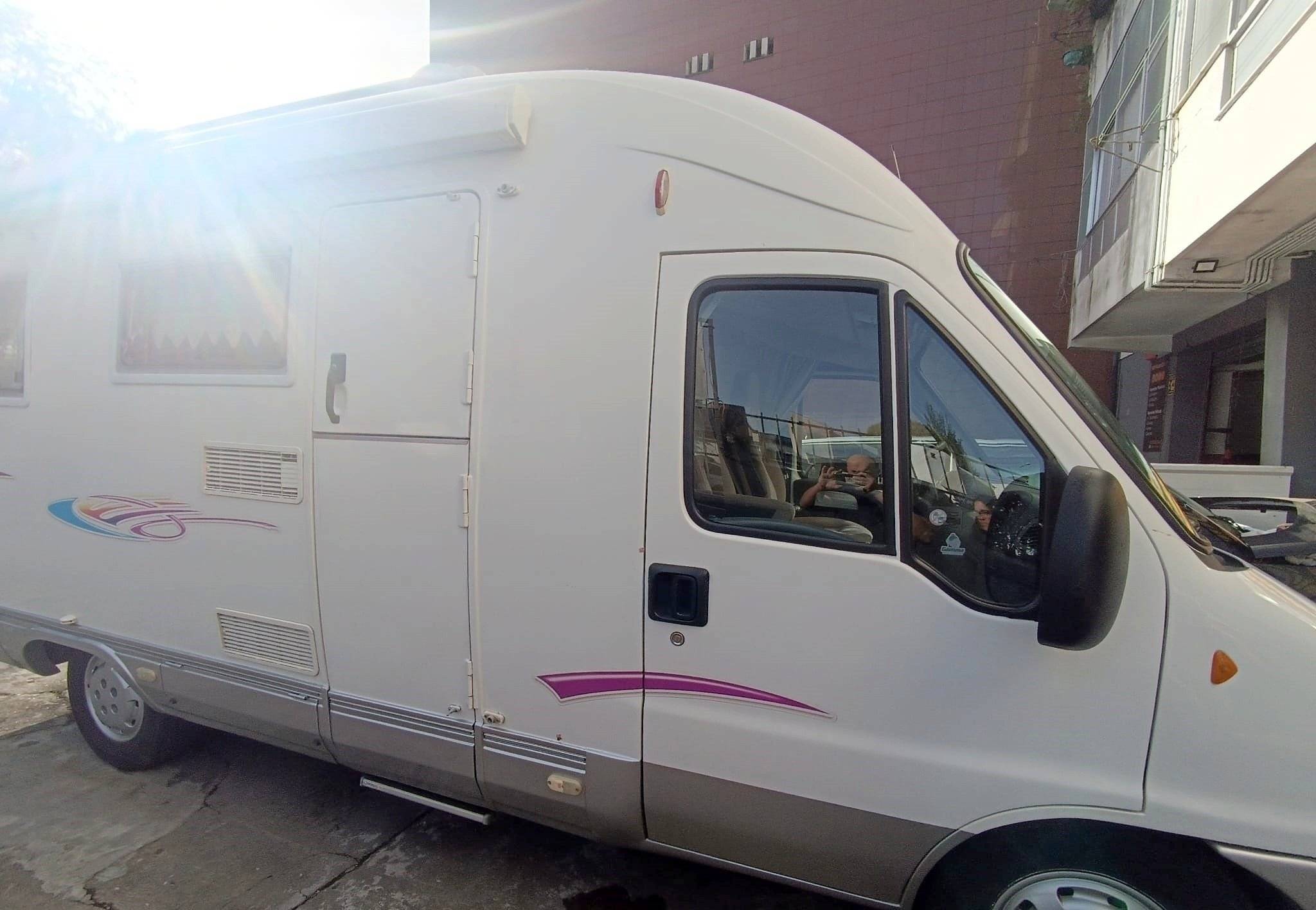 schräge Vorderansicht Fiat DUCATO 2,8 JTD - Yescapa