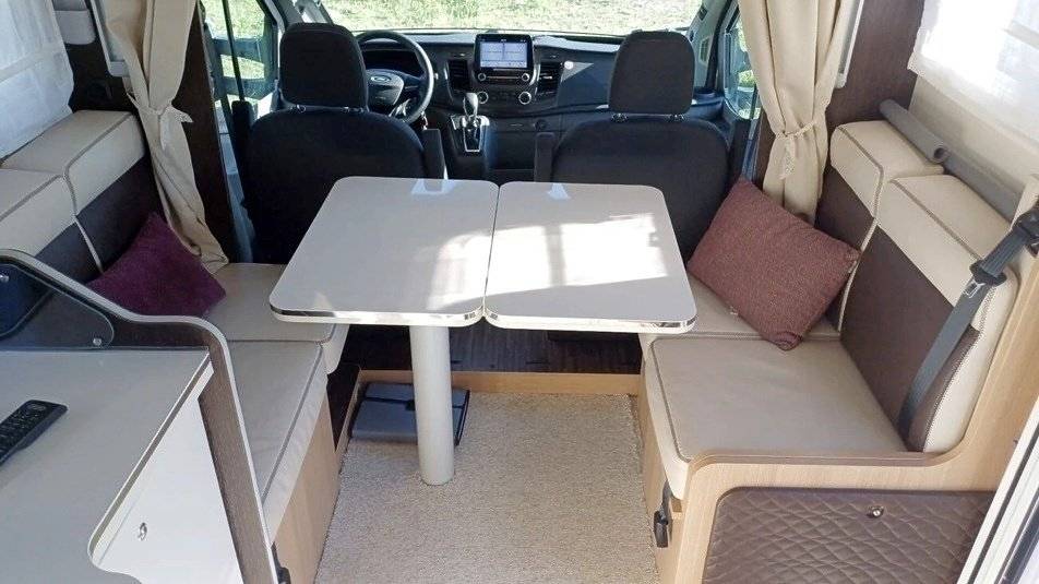 Dining Area Ford Ford 170 CV - Yescapa