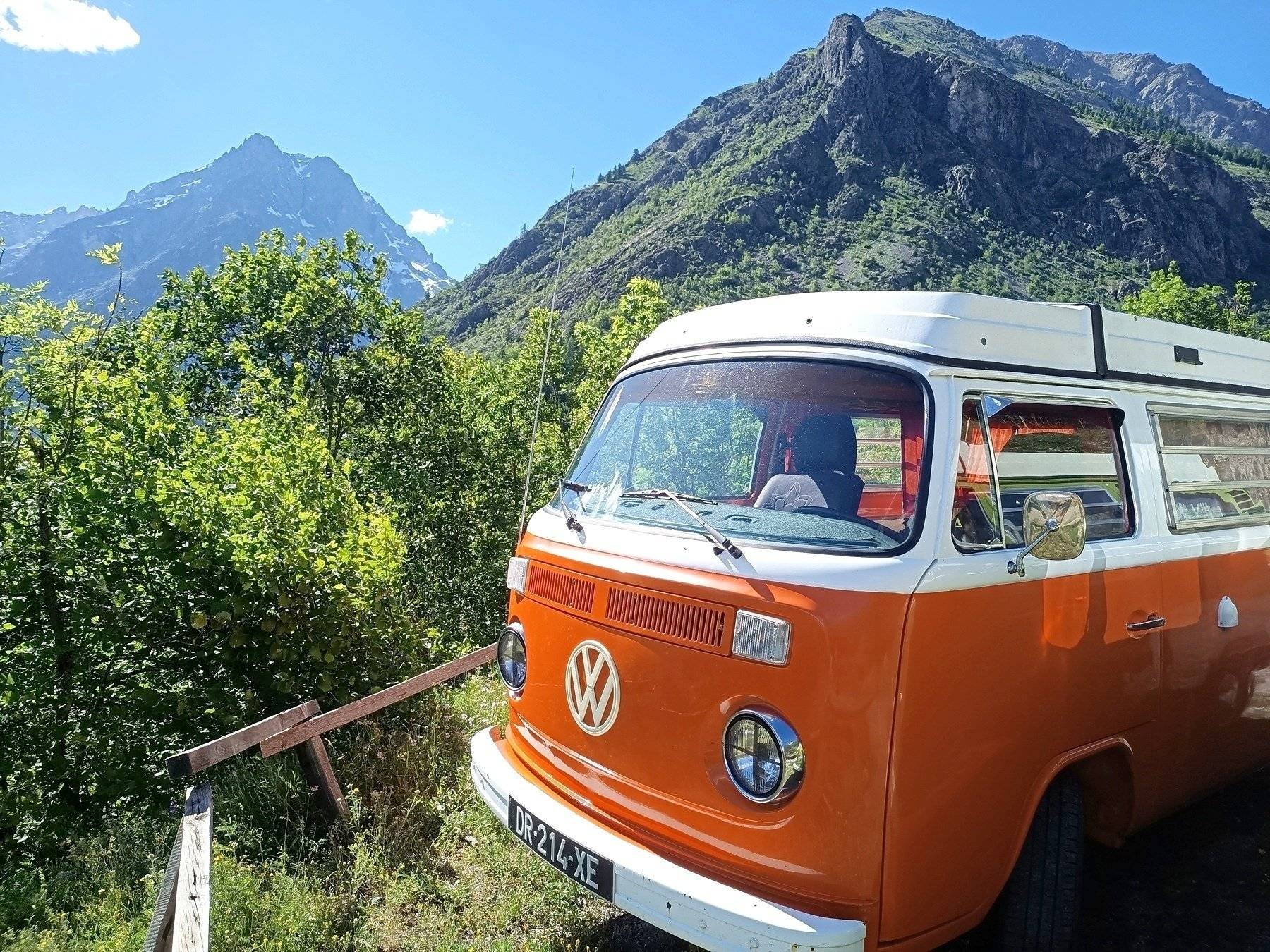 Vista de 3/4 Volkswagen Combi T2 - Yescapa