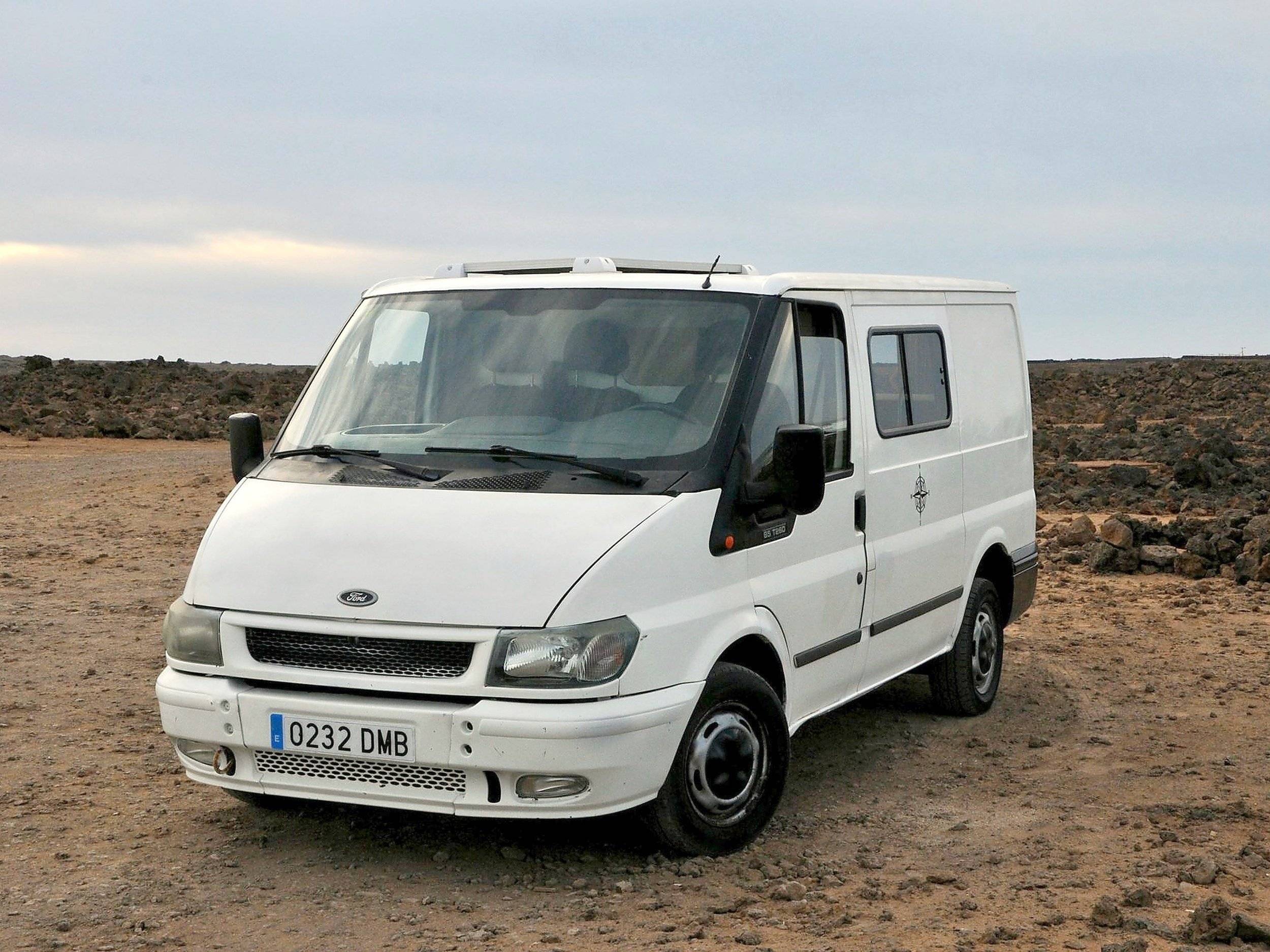 Vue avant de 3/4 Ford Transit - Yescapa
