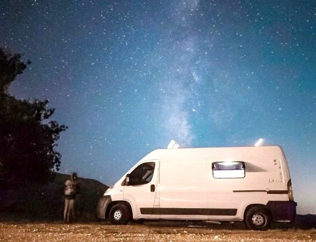 Vue avant de 3/4 Fiat Ducato 2,2 l Multijet 130 ch. - Yescapa