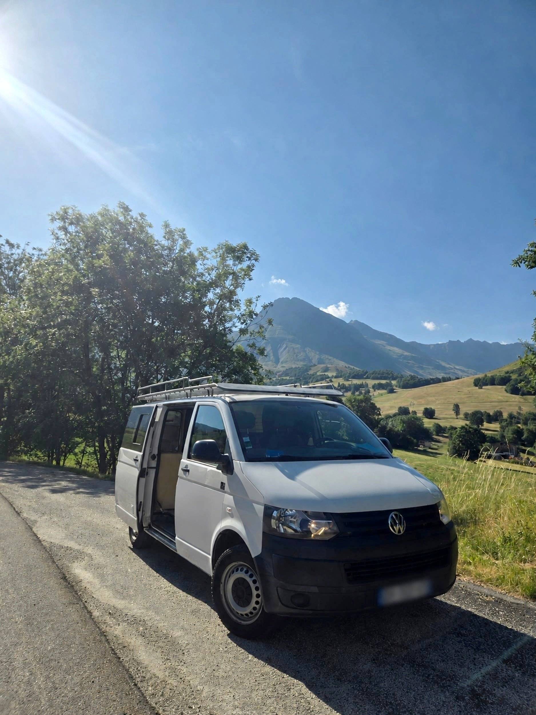 Vista de 3/4 Volkswagen T5 Court 2 l 102 ch - Yescapa