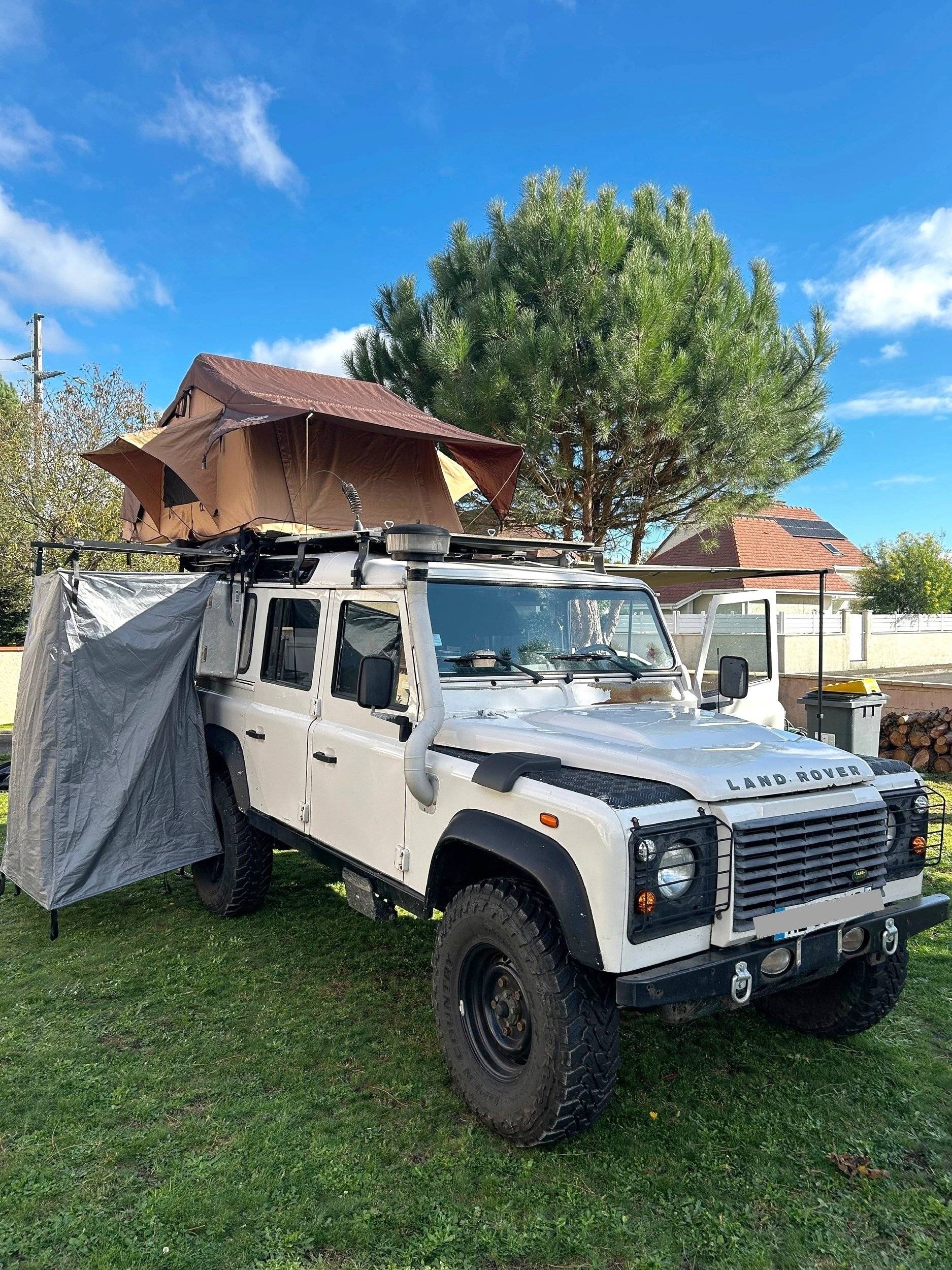 schräge Vorderansicht Land Rover Defender 110 - Yescapa