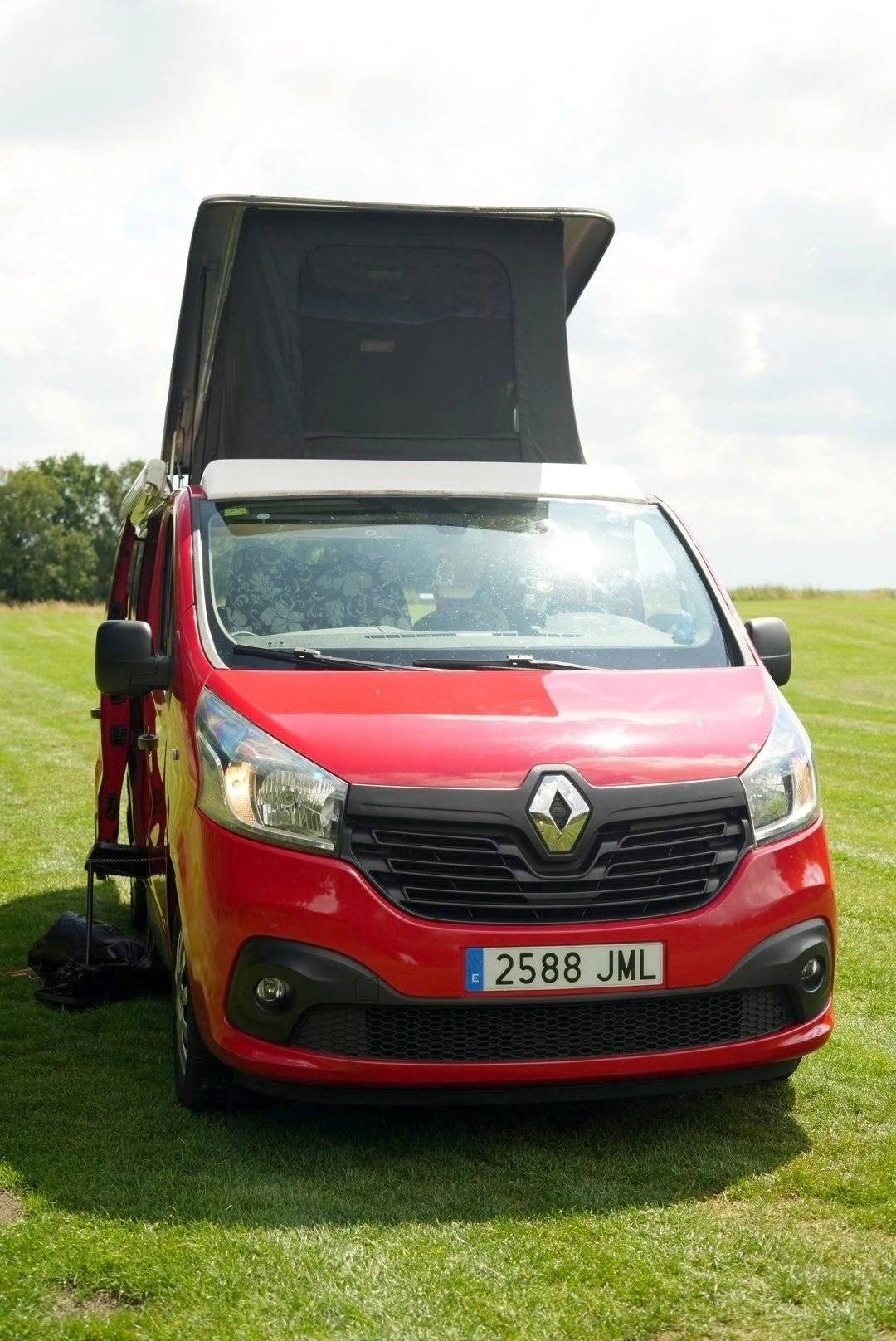 Vista de 3/4 Renault Renault Trafic - Yescapa