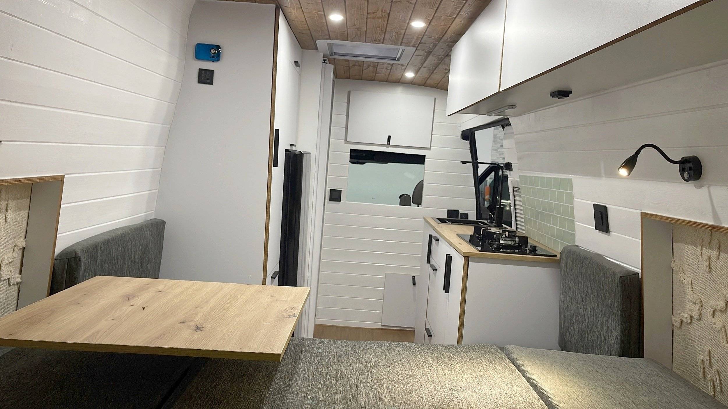 Dining Area Ford Transit 2,4 l 140 ch - Yescapa