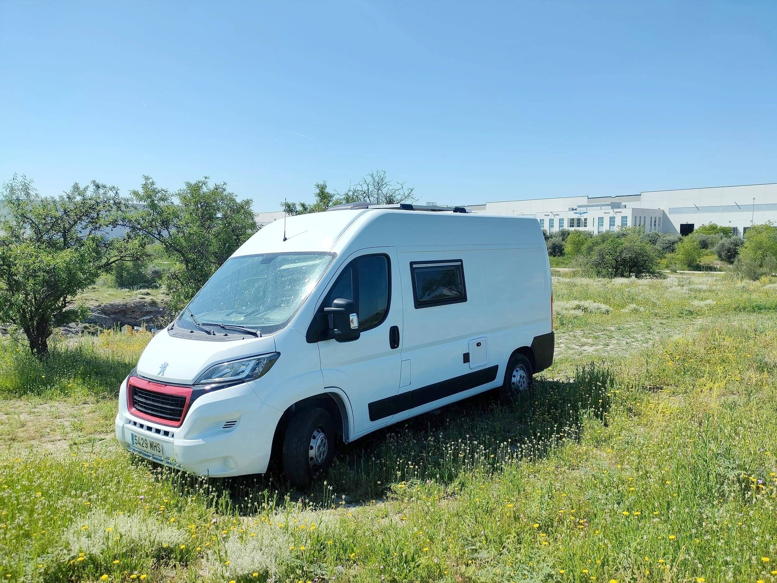 Vue avant de 3/4 Peugeot Boxer 2,0 l 130 HDI - Yescapa