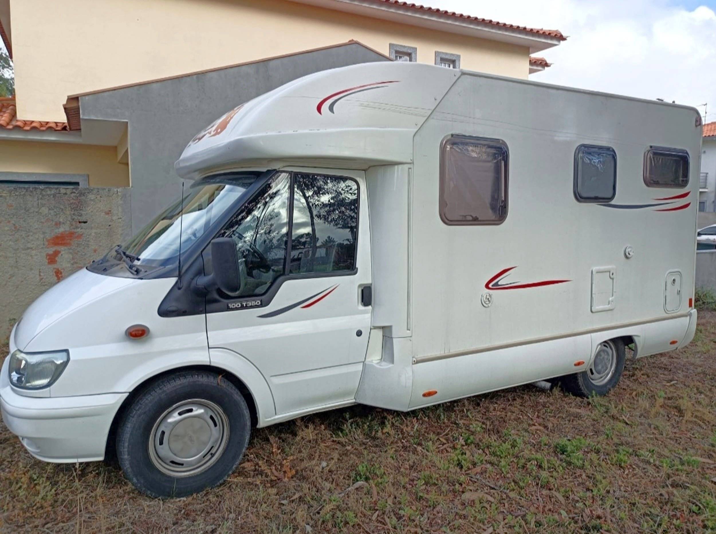 Vue avant de 3/4 Ford Rimor - Yescapa