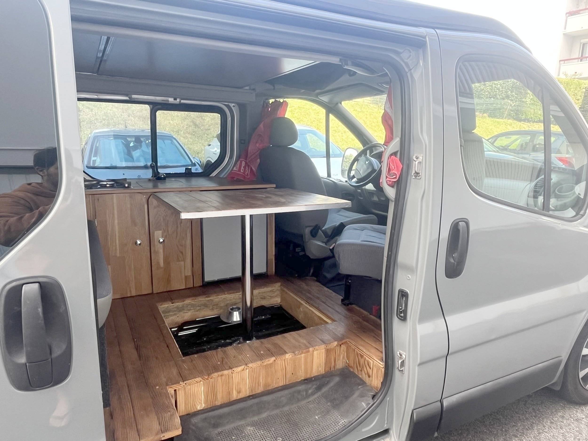Área de jantar Renault Trafic 1.9 100ch - Yescapa