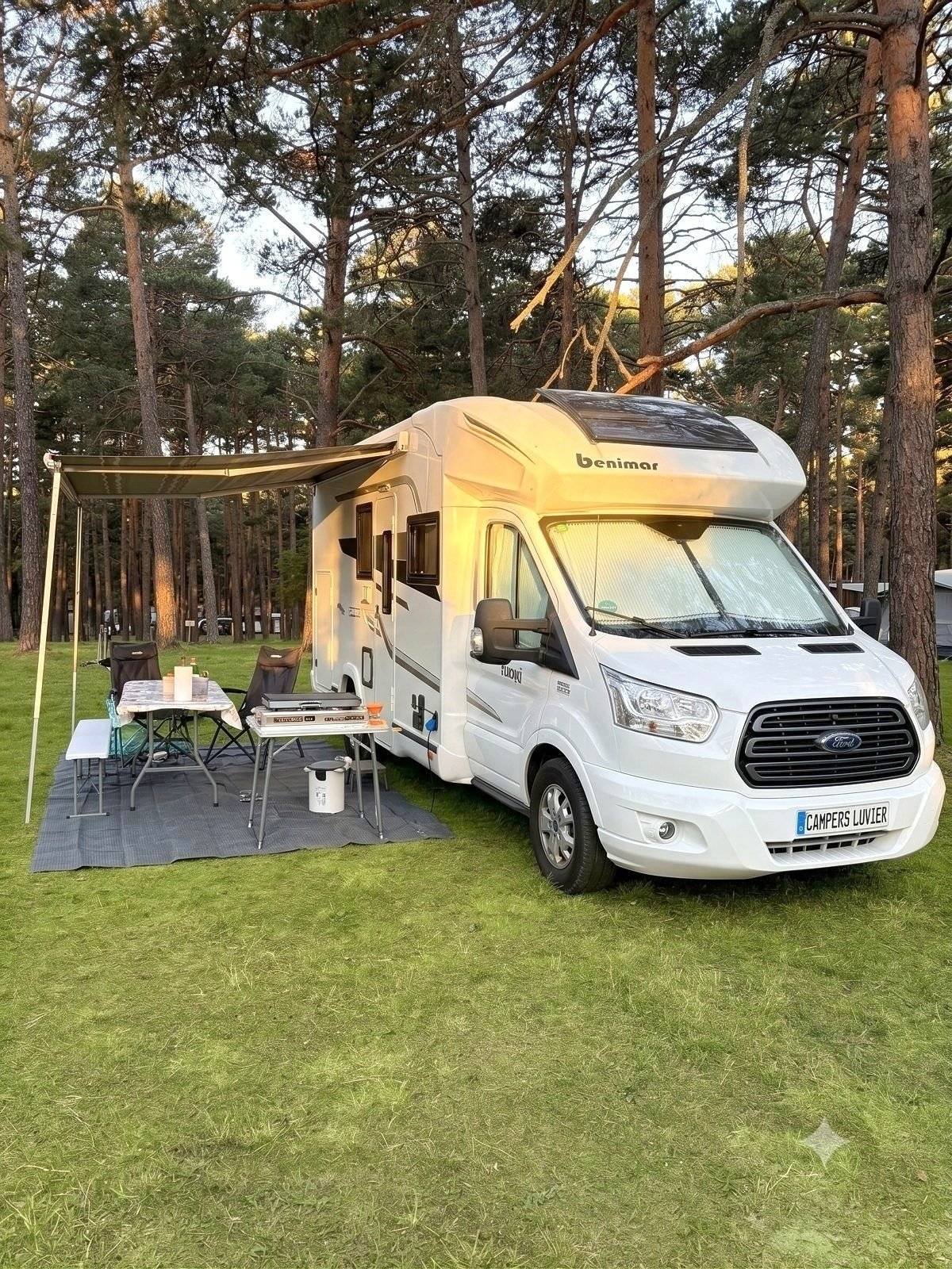 Vista de 3/4 Ford Transit 2,0 l 170 ch - Yescapa