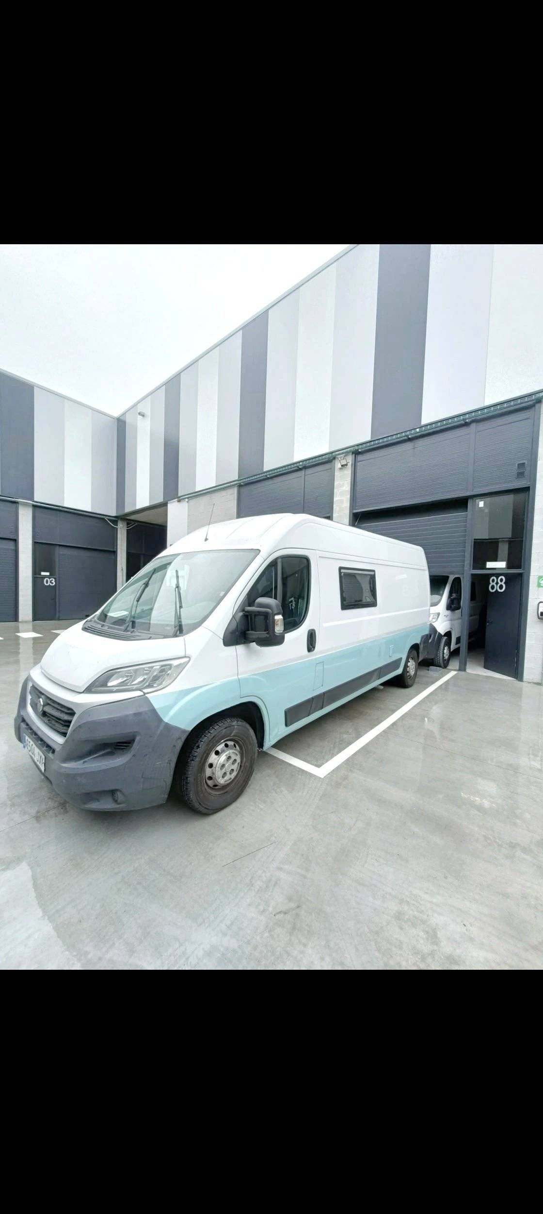 schräge Vorderansicht Fiat Ducato 2,3 l Multijet 130 ch. - Yescapa