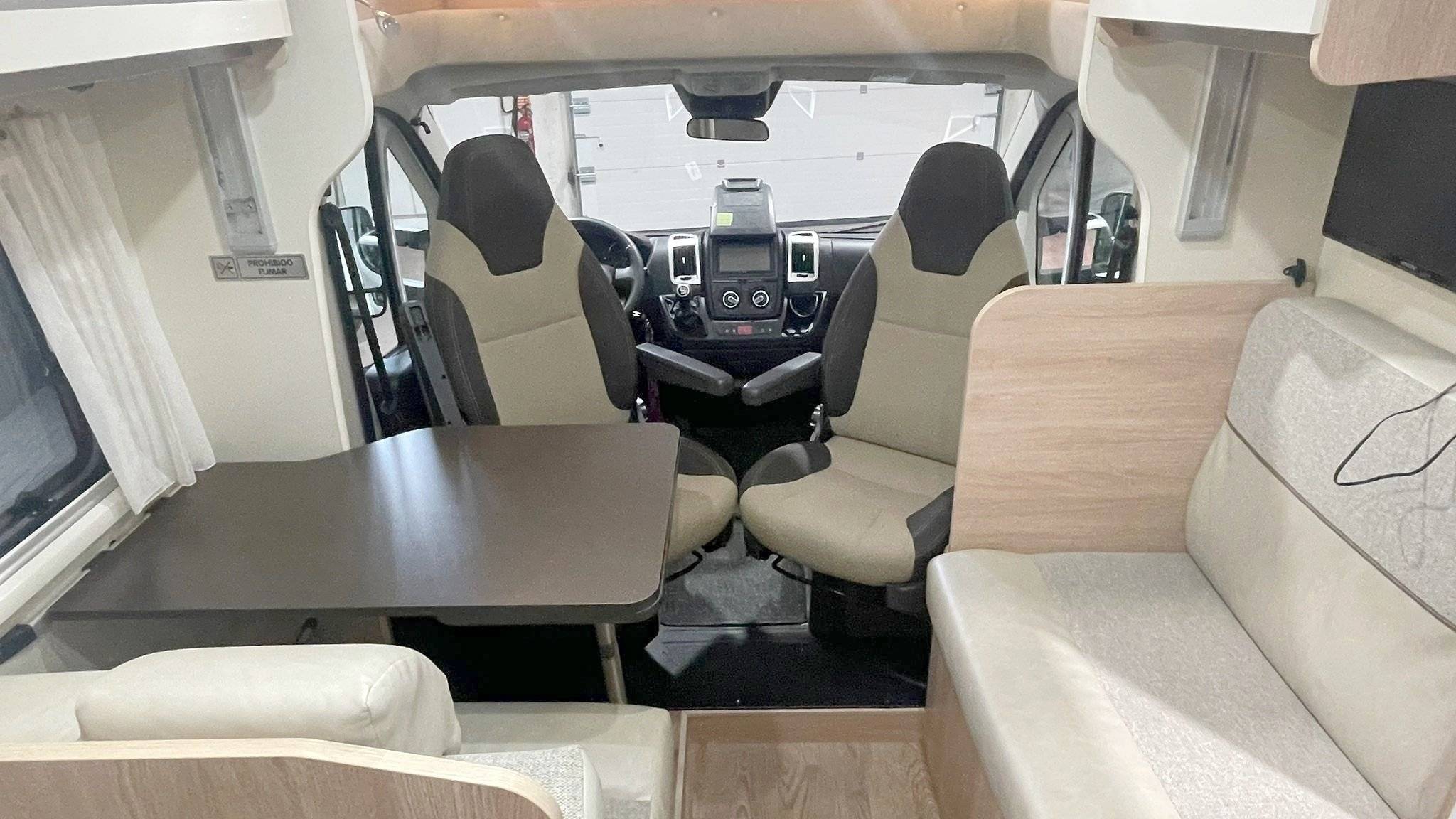 Área de jantar Citroën Citroën jumper - Yescapa