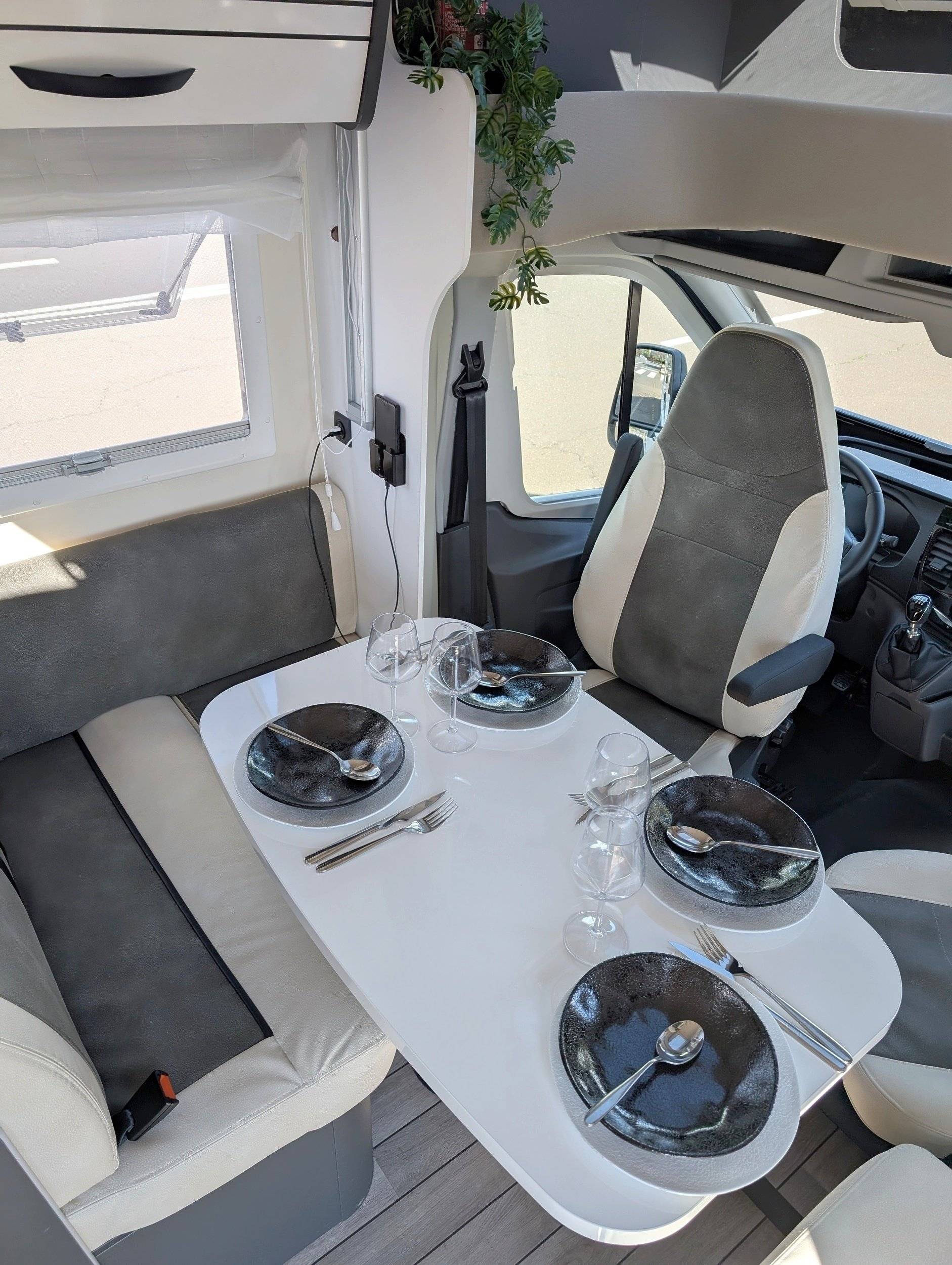 Dining Area Ford Transit 170 cv - Yescapa