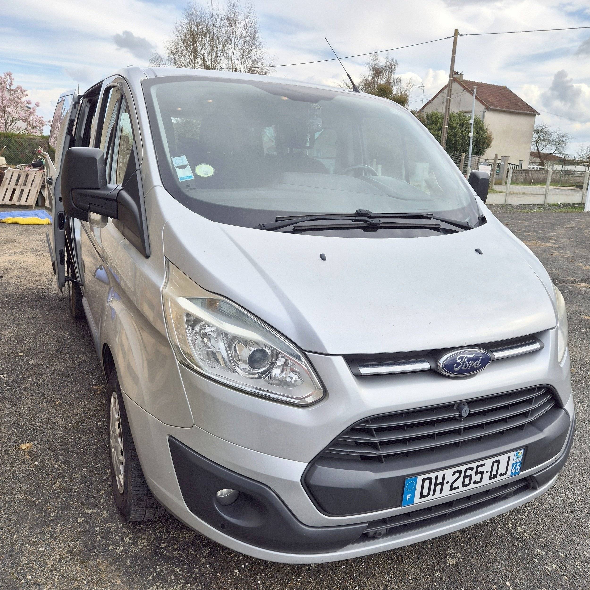 schräge Vorderansicht Ford Transit custom - Yescapa
