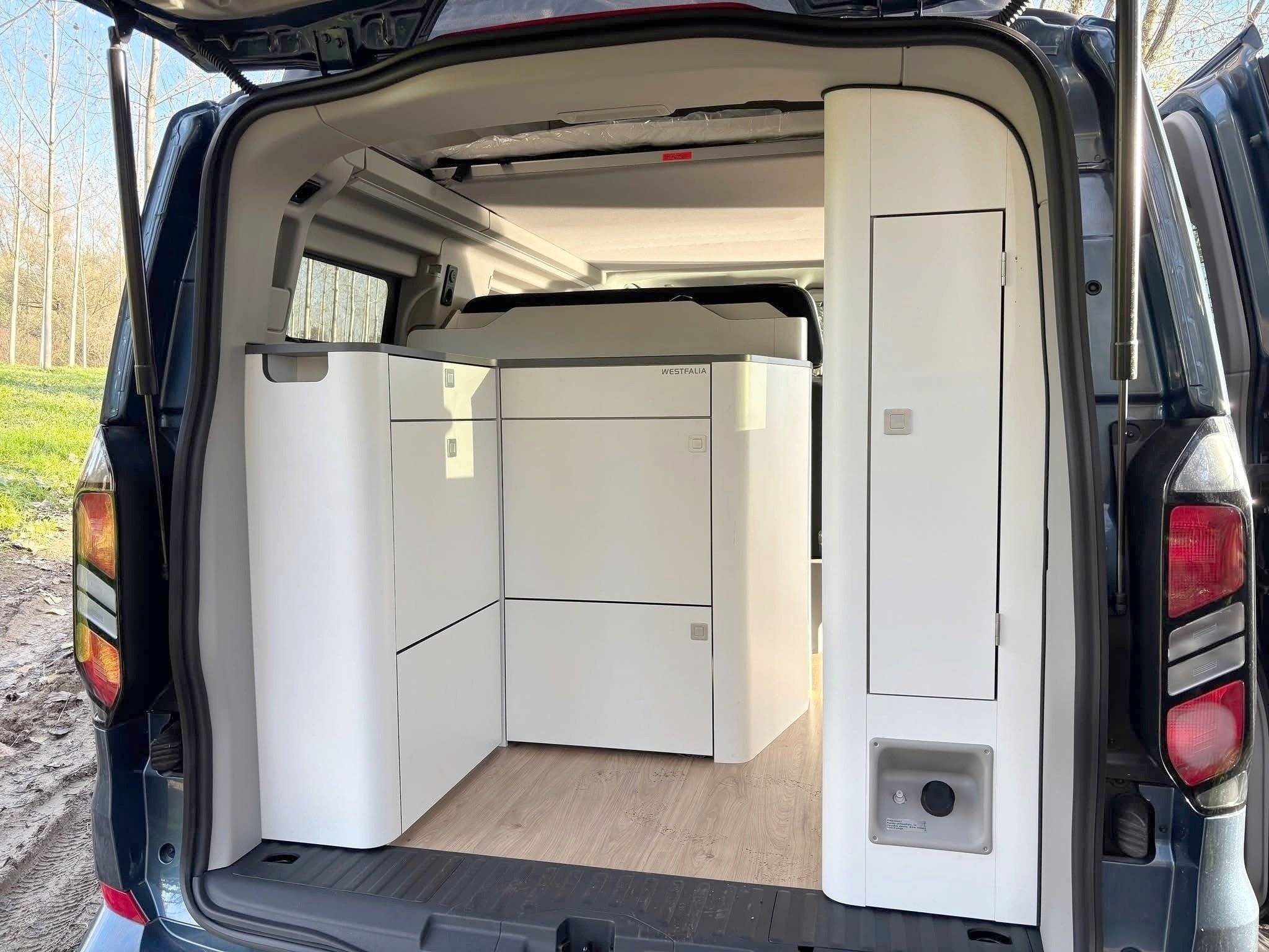 Vista part posterior del vehicle Ford custom nugget II - Yescapa