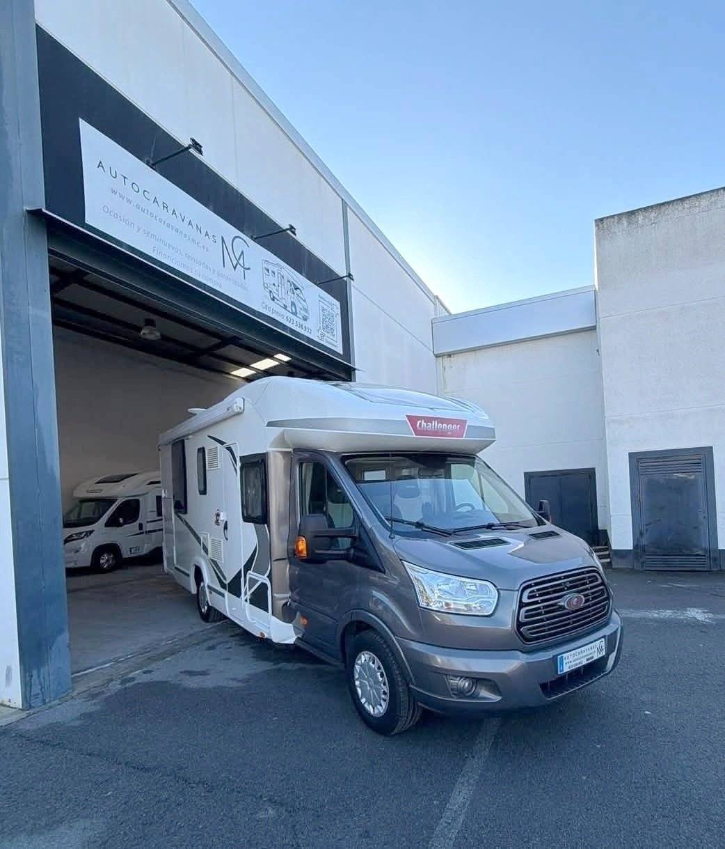 Vista del vehicle angle davanter Ford - Yescapa