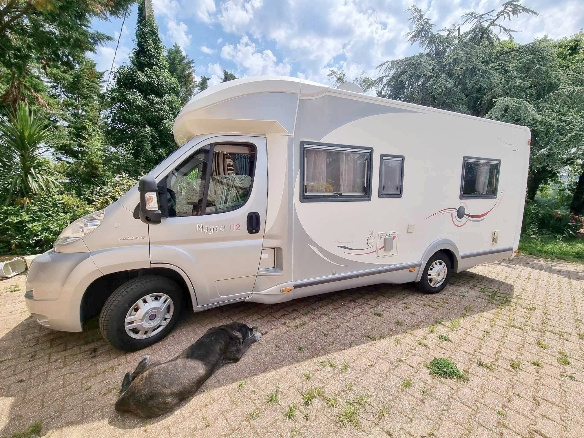 schräge Vorderansicht Fiat Ducato 2,2 l Multijet 130 ch. - Yescapa