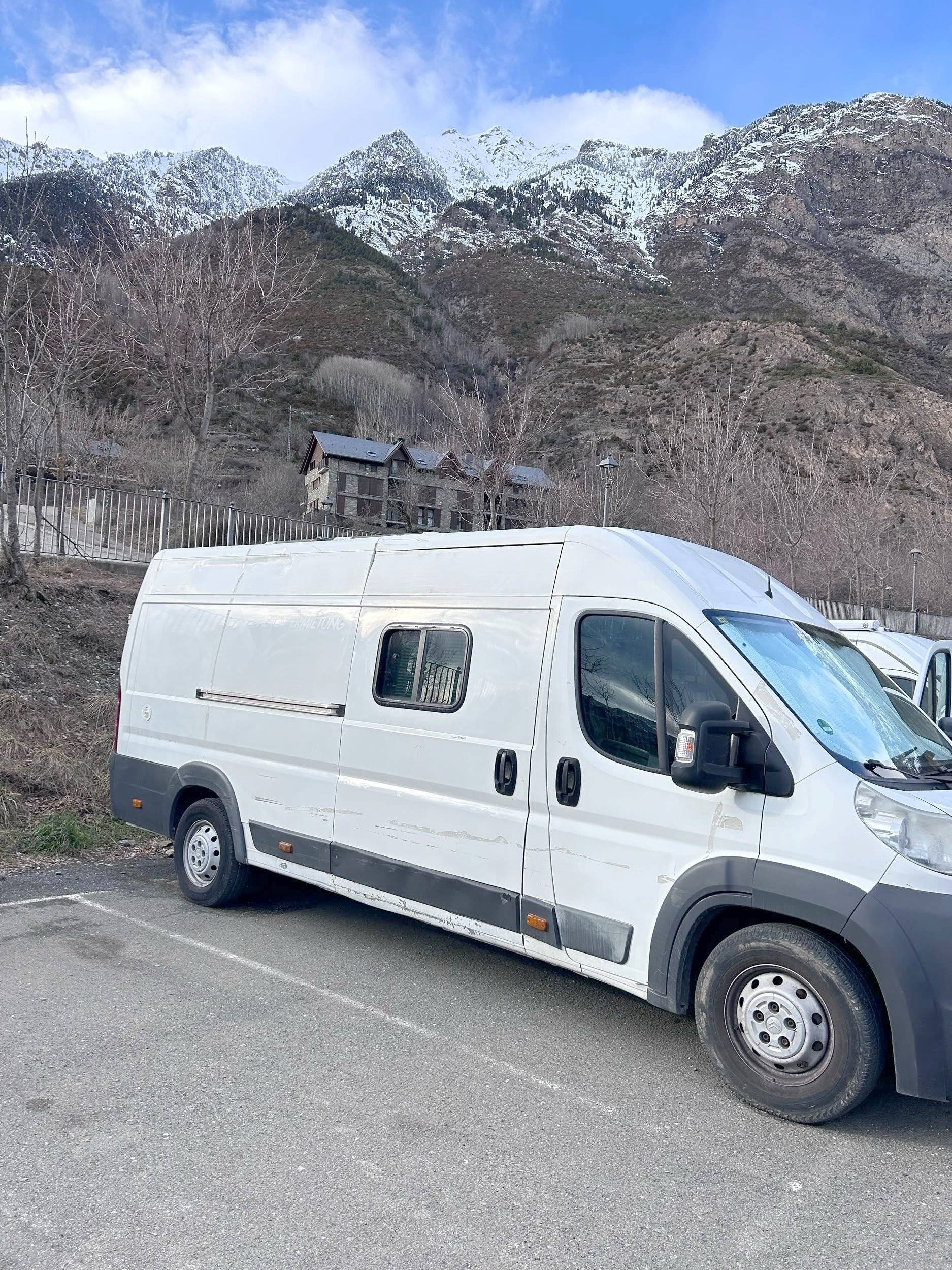 schräge Vorderansicht Citroën Jumper 2,2 l 130 ch - Yescapa