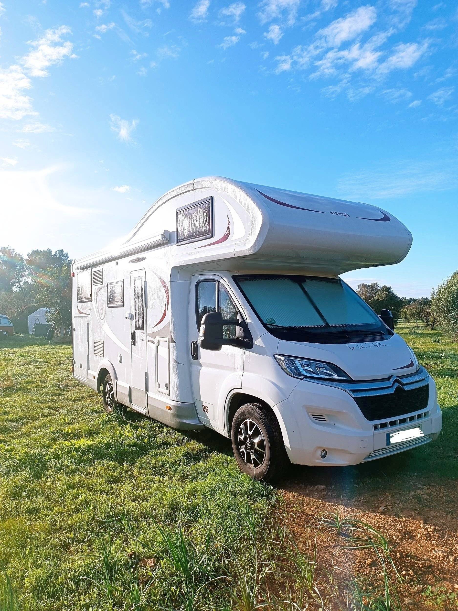 Front view from 3/4 Citroën Jumper 3,0 l 177 ch - Yescapa