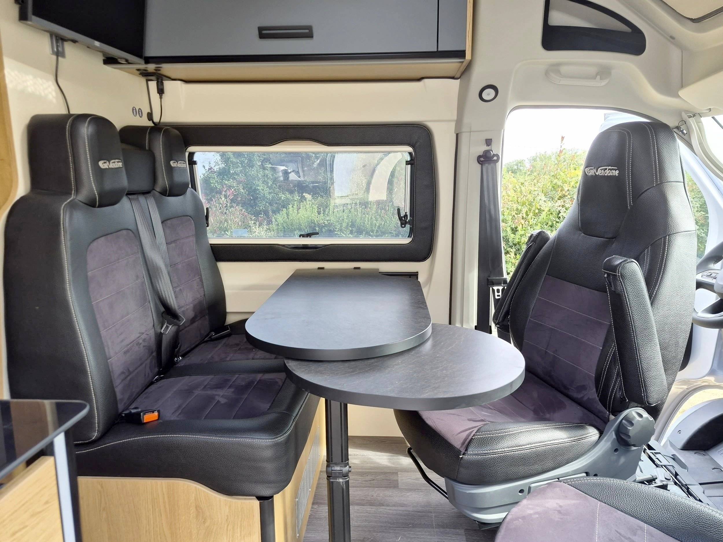 Dining Area Fiat Ducato 2,2 140ch - Yescapa