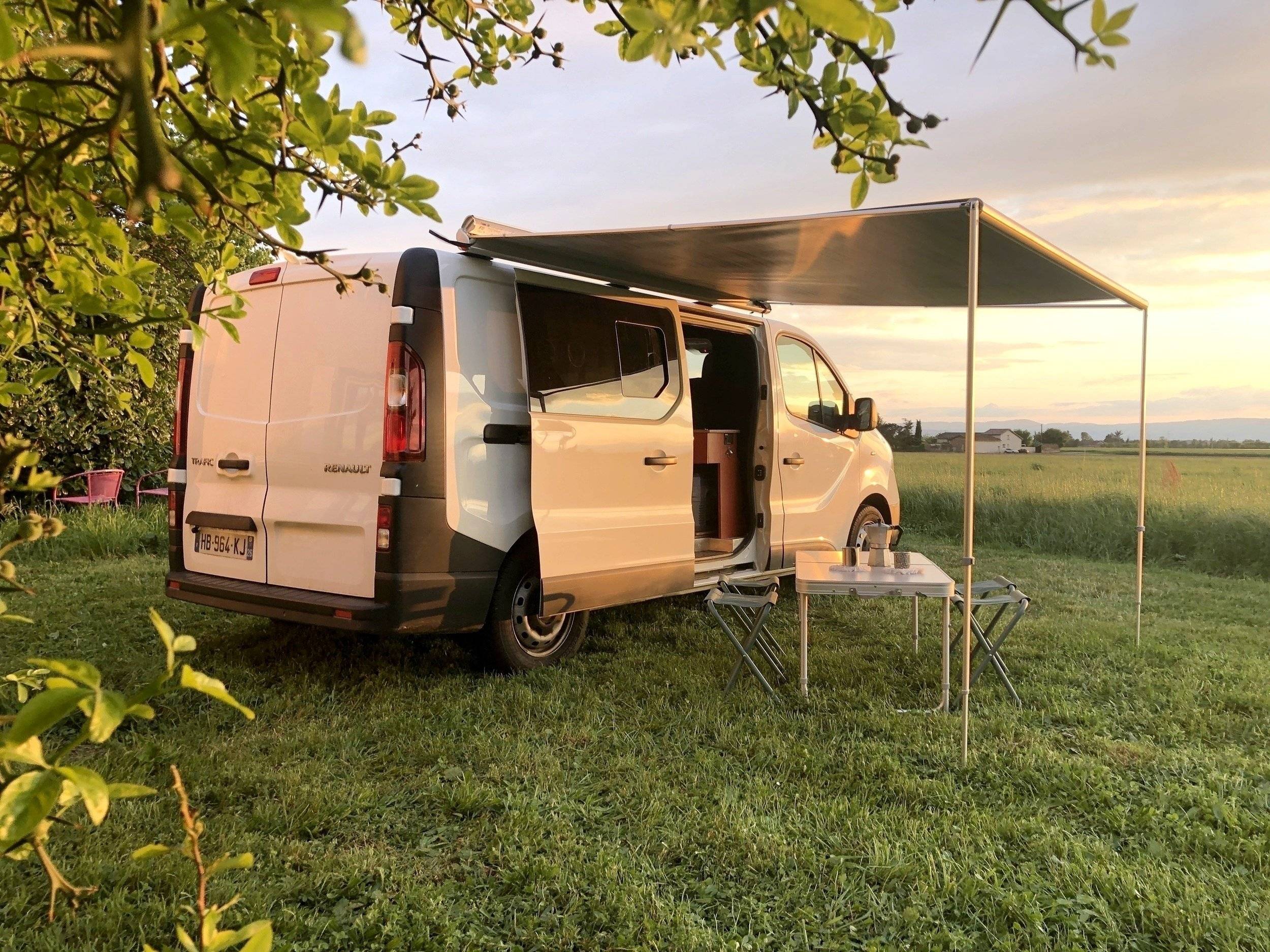 Front view from 3/4 Renault Trafic 2L grand confort 145cv - Yescapa