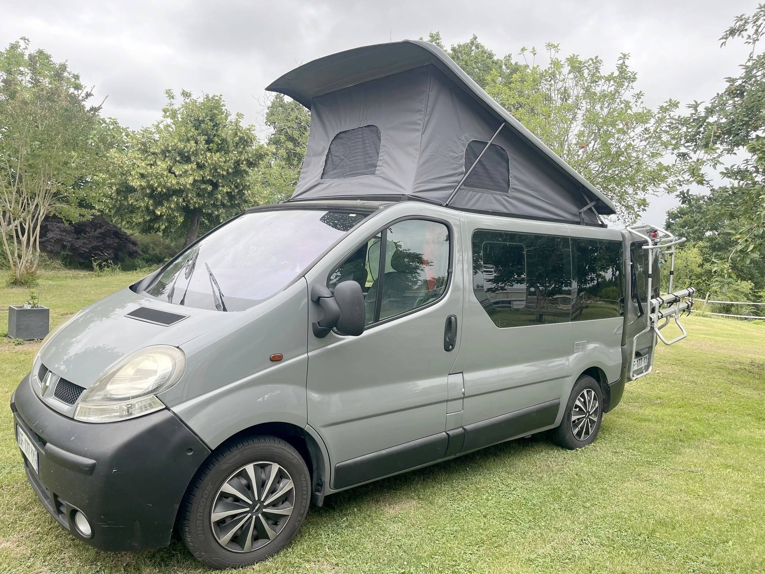 Vista de 3/4 Renault Trafic 1.9 100ch - Yescapa