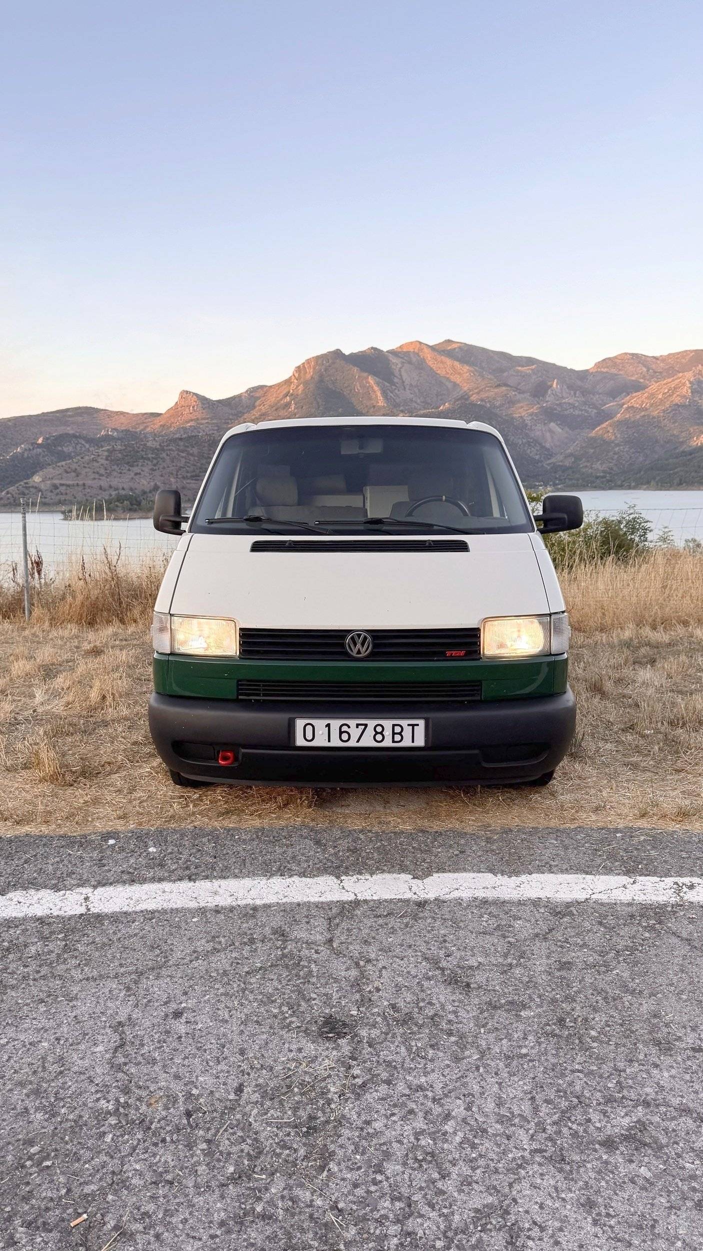 Vista del vehículo ángulo delantero Volkswagen Transporter T4 - Yescapa