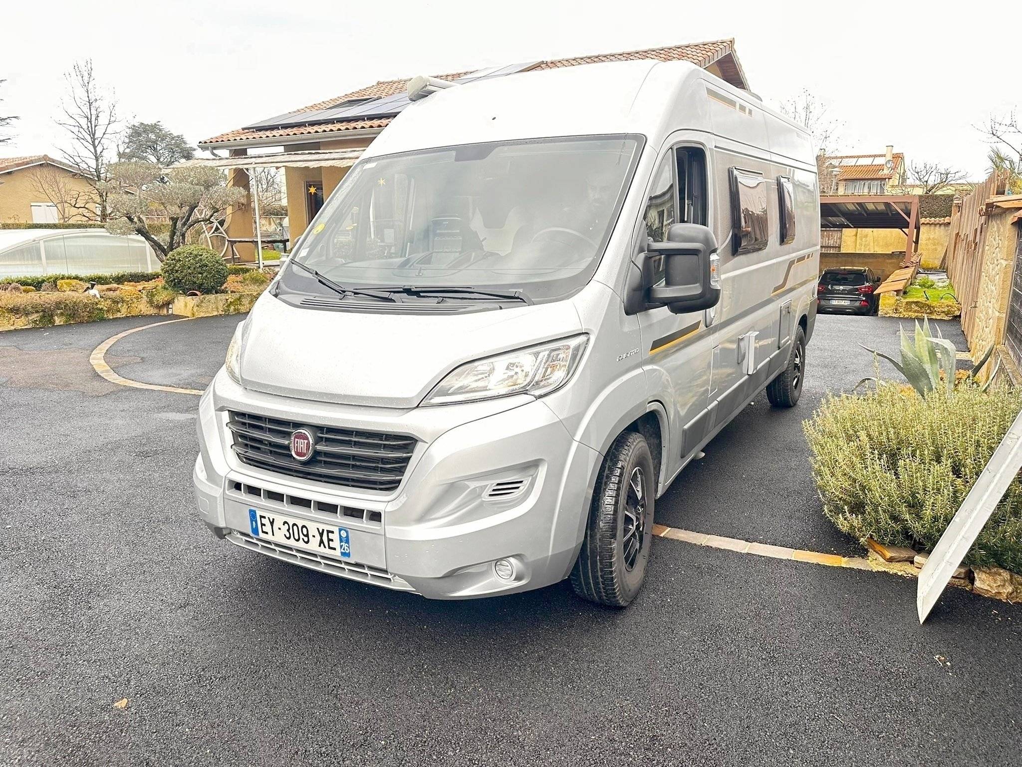 Front view from 3/4 Fiat 2,3 l 130 ch. - Yescapa