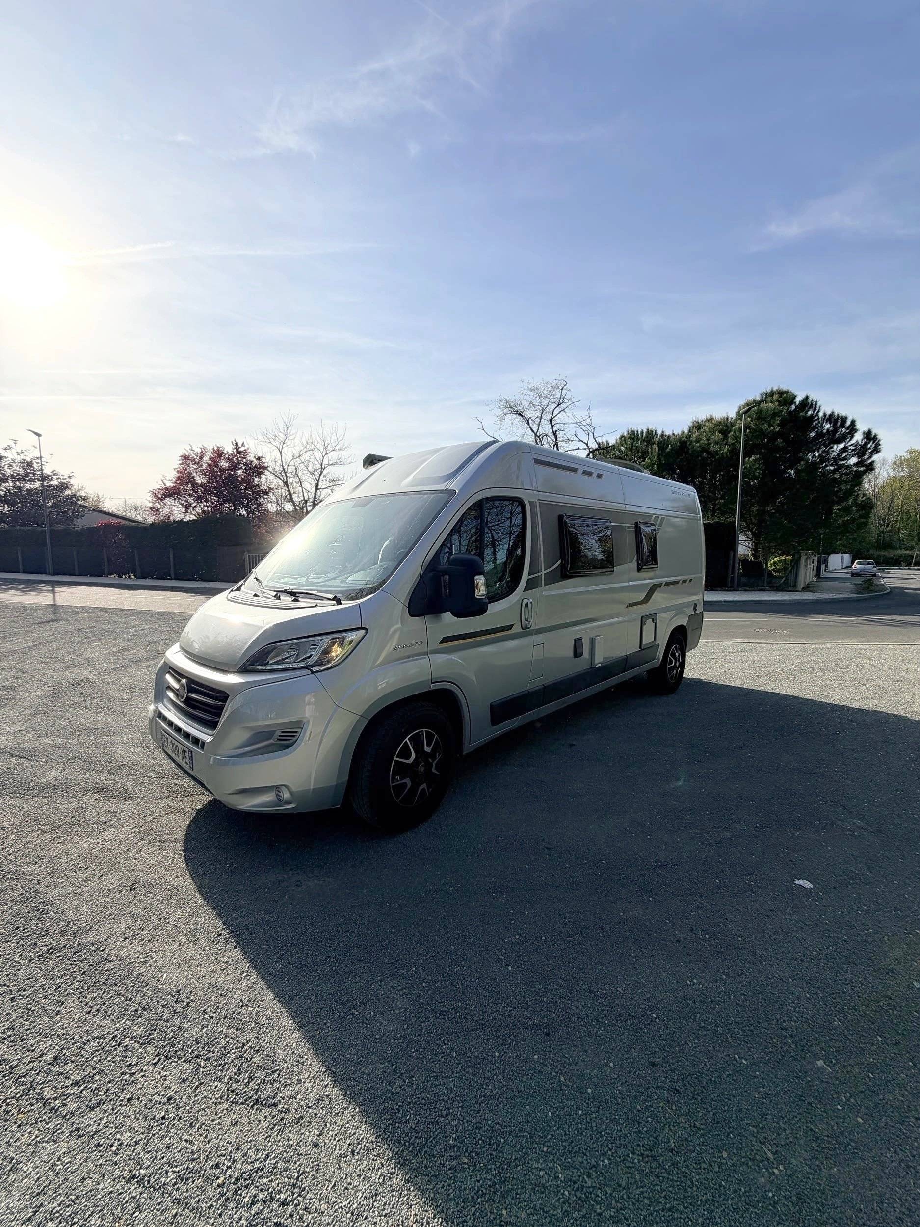 Vue avant de 3/4 Fiat 2,3 l 130 ch. - Yescapa