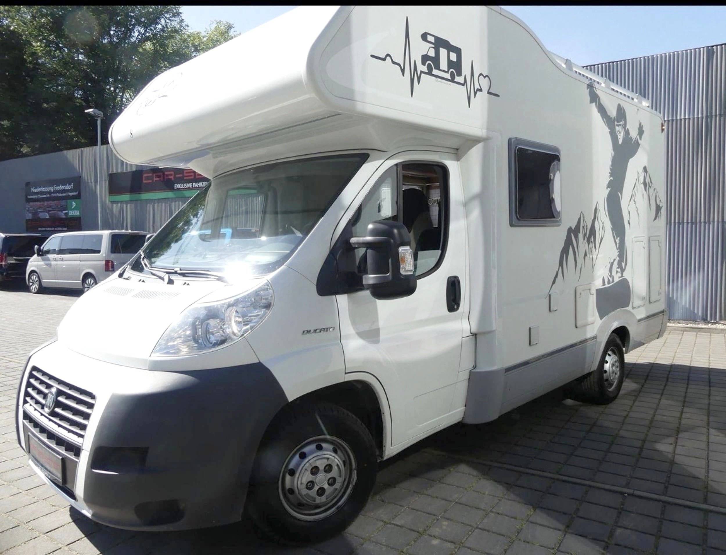 schräge Vorderansicht Fiat Ducato 2,2 l Multijet 130 ch. - Yescapa