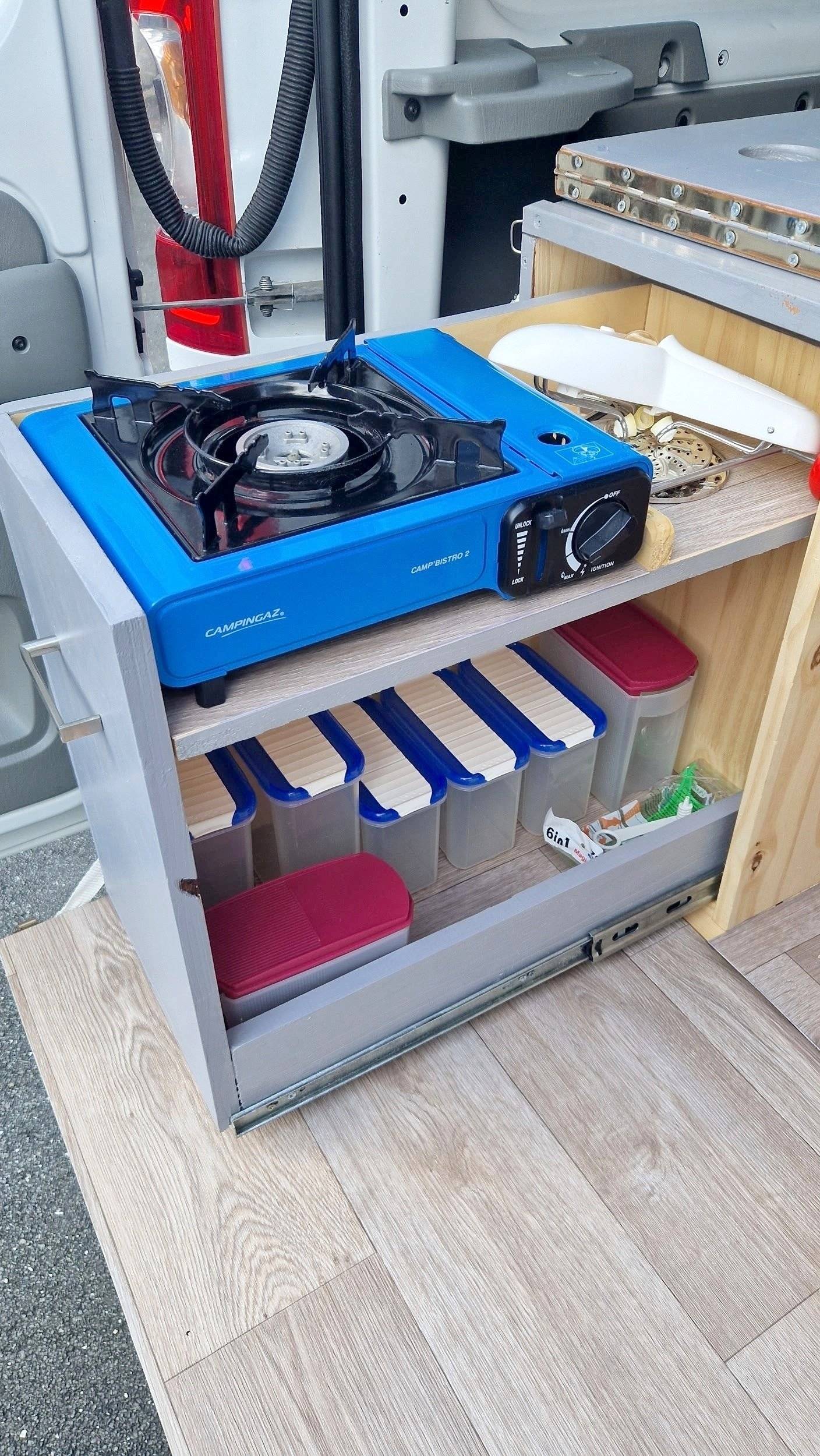 Angolo cucina Renault Trafic 2,0 l dCi 115 ch - Yescapa
