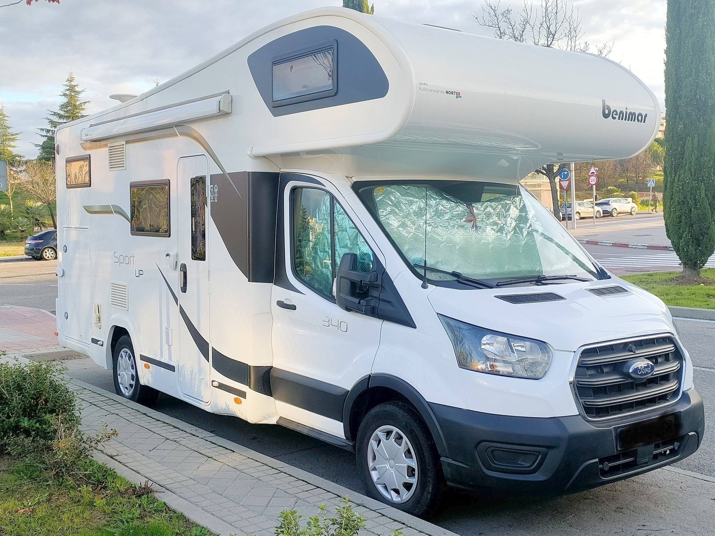 Voorkant 3/4 Ford Transit 155 ch - Yescapa