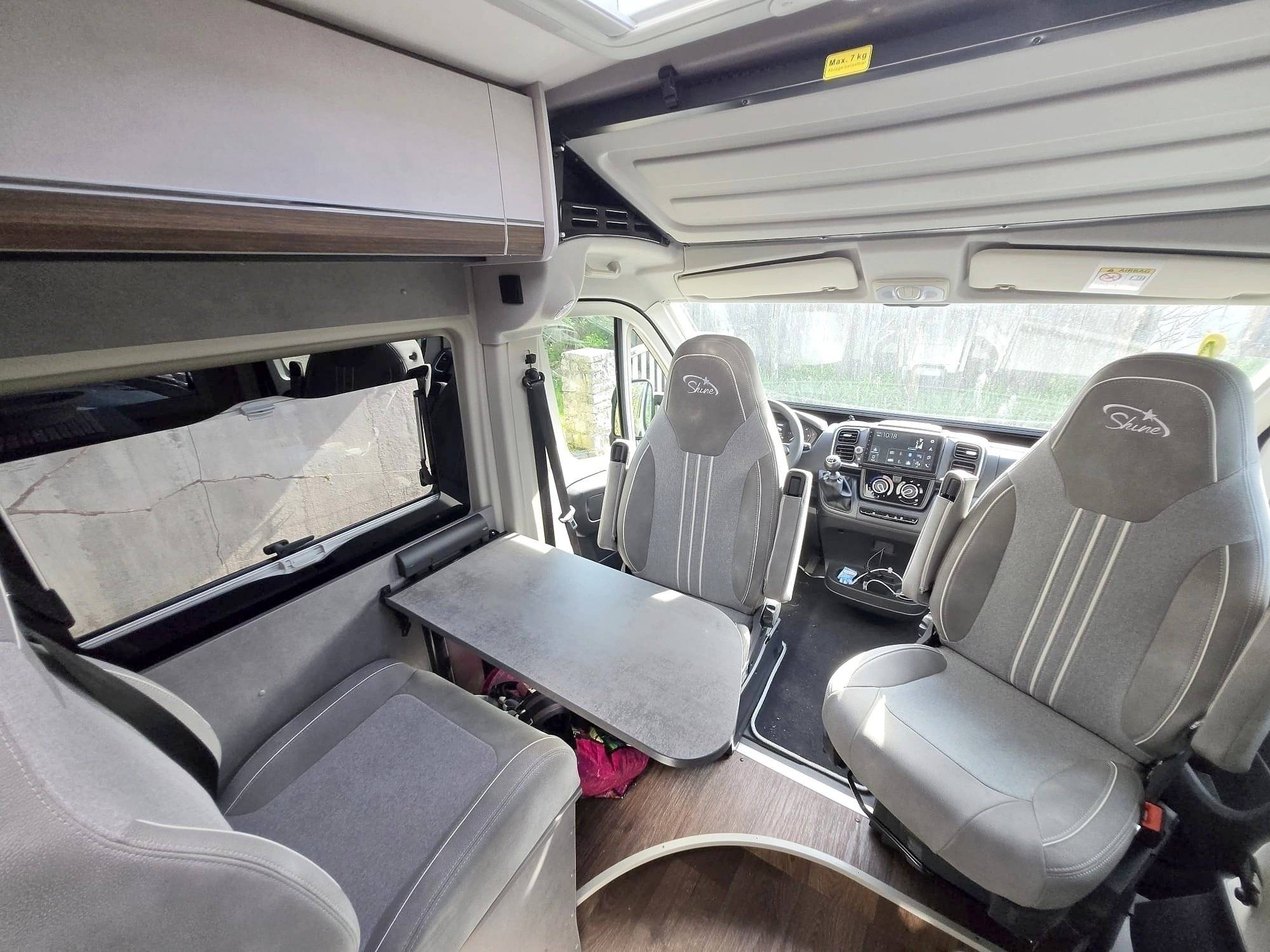 Dining Area Fiat Ducato 2.2 L 140 ch - Yescapa