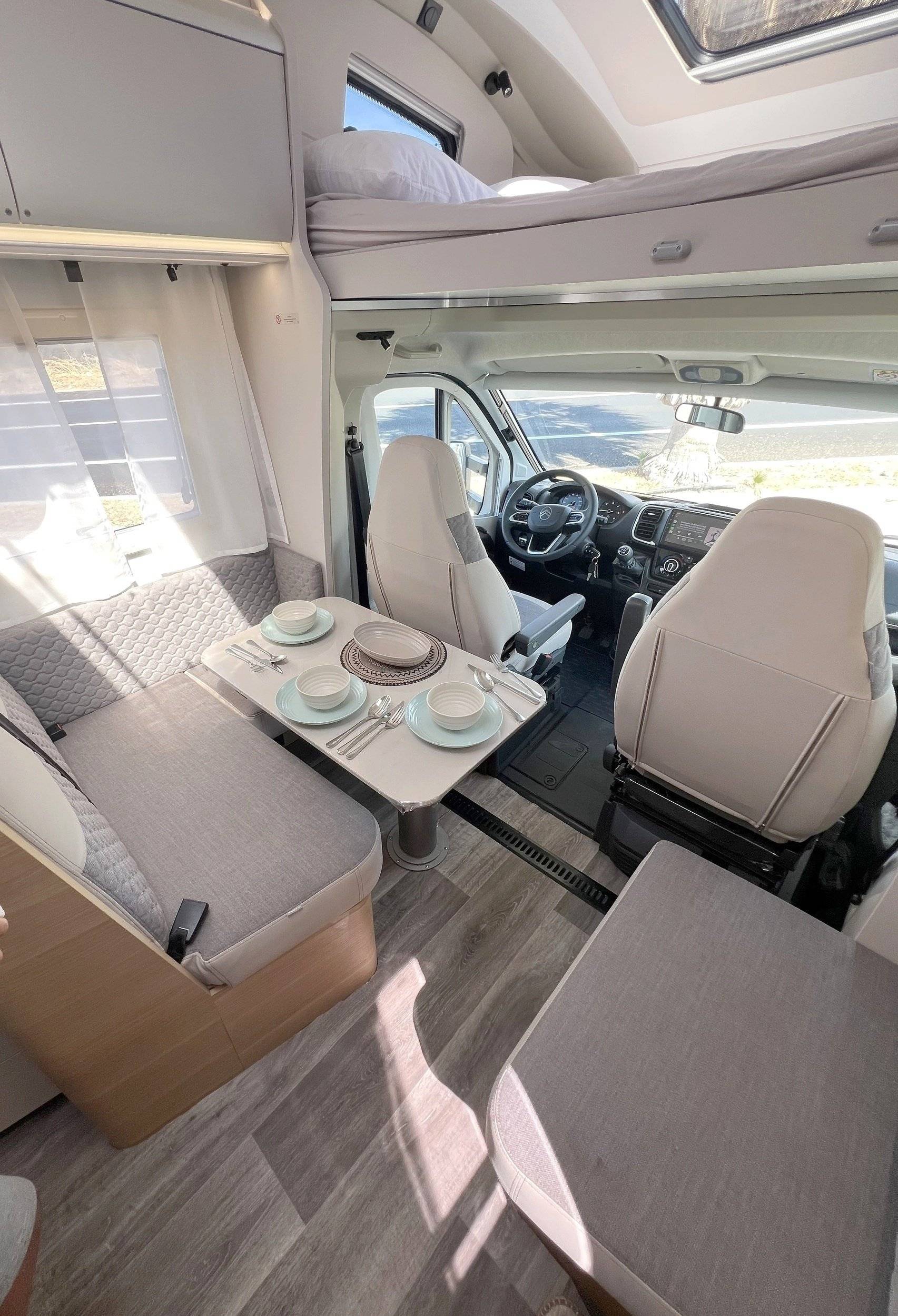 Dining Area Citroën Euro 6.2D 140 CV - Yescapa