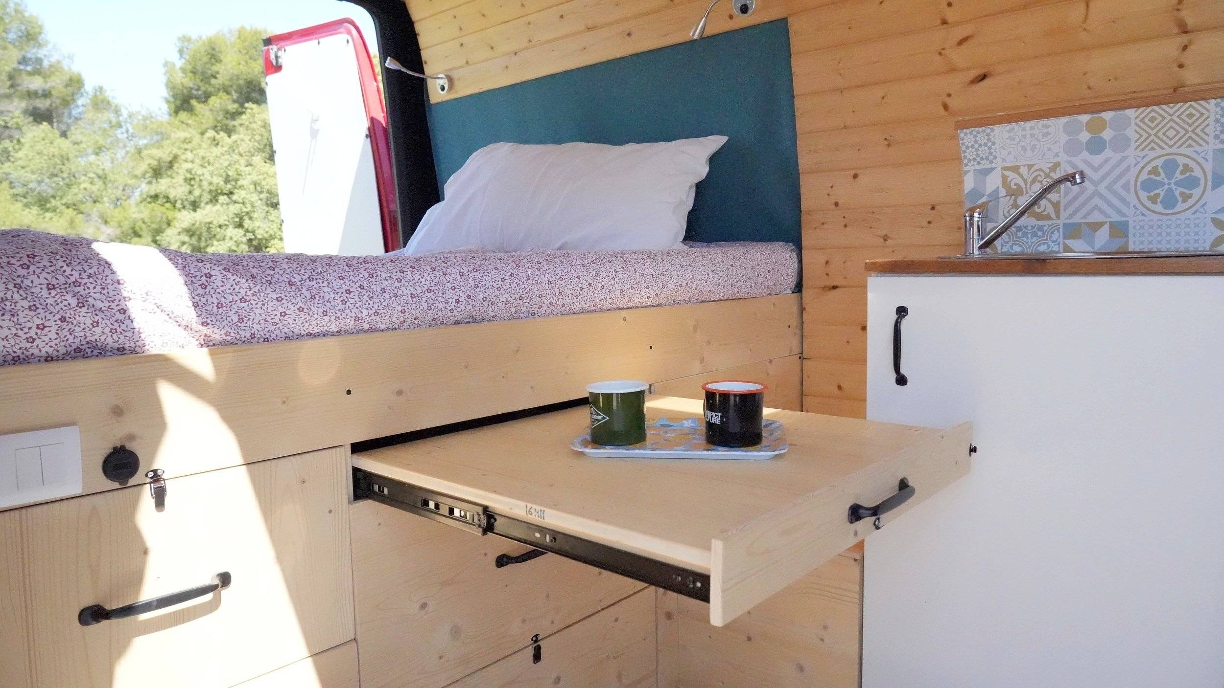 Área de jantar Volkswagen Crafter 2,0 l L2H2 - Yescapa
